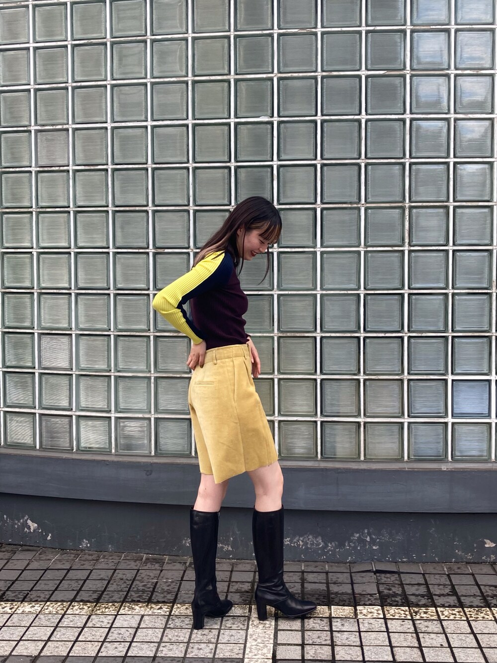 ブラウン系のニット/セーター、イエロー系のその他パンツを着用したレディースの秋コーディネートの3枚目の写真