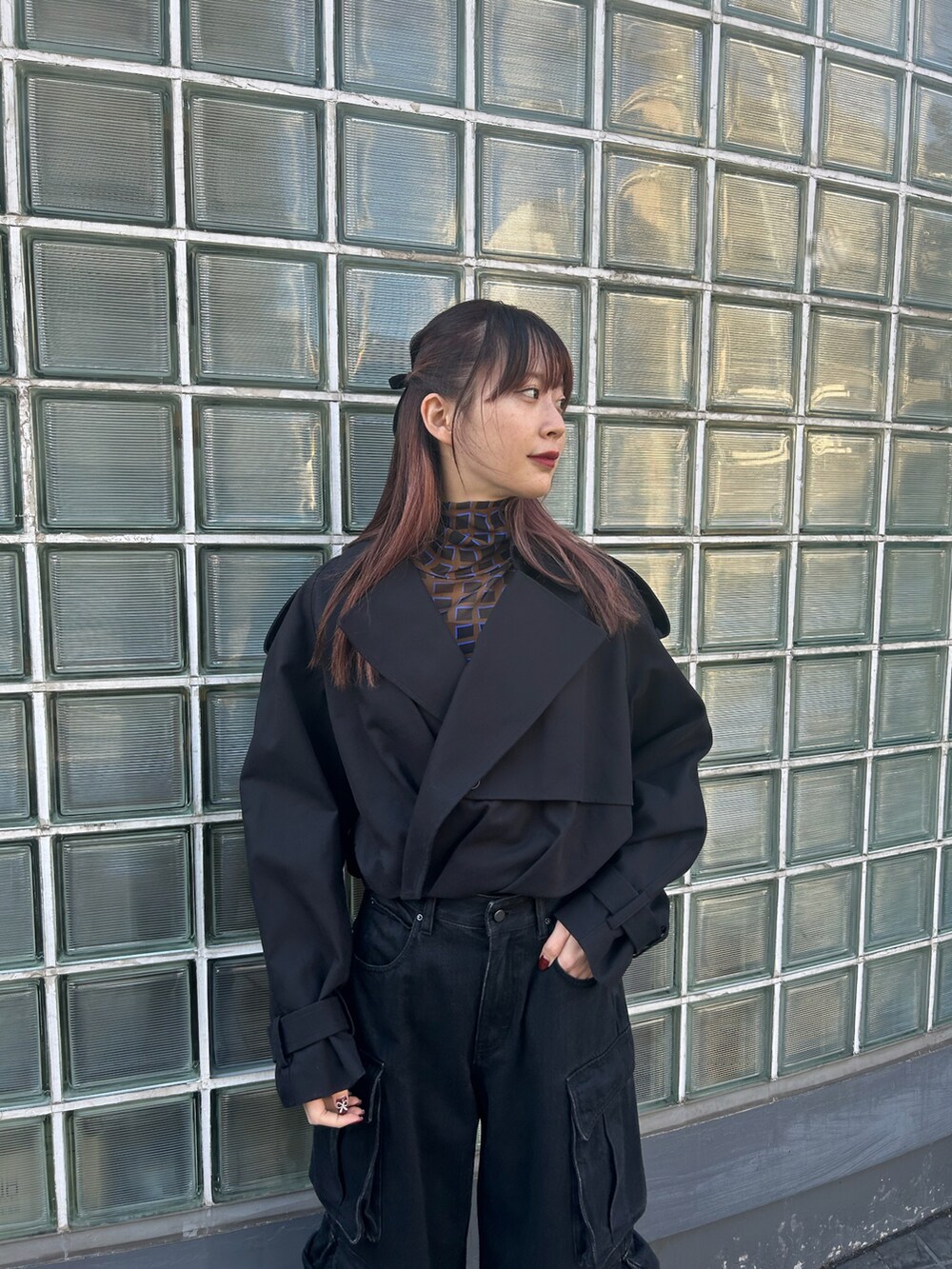 ブラック系のその他アウター、ブラック系のデニムパンツ、ブラウン系のその他トップスを着用したレディースの冬コーディネートの3枚目の写真