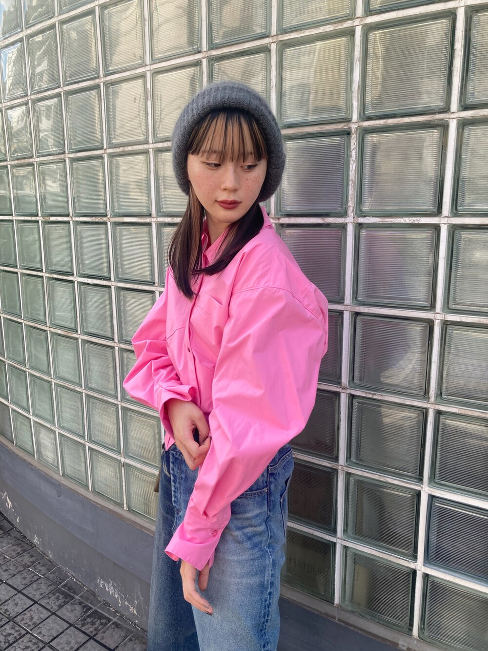 ピンク系のシャツ/ブラウス、ブルー系のデニムスカートを着用したレディースの秋コーディネートの3枚目の写真