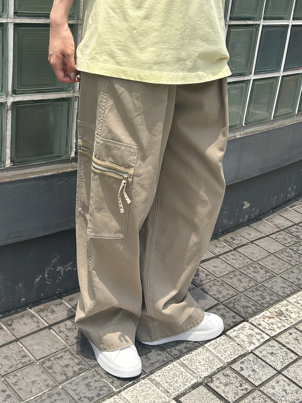 イエロー系のTシャツ/カットソー、ベージュ系のその他パンツを着用したレディースの夏コーディネートの3枚目の写真