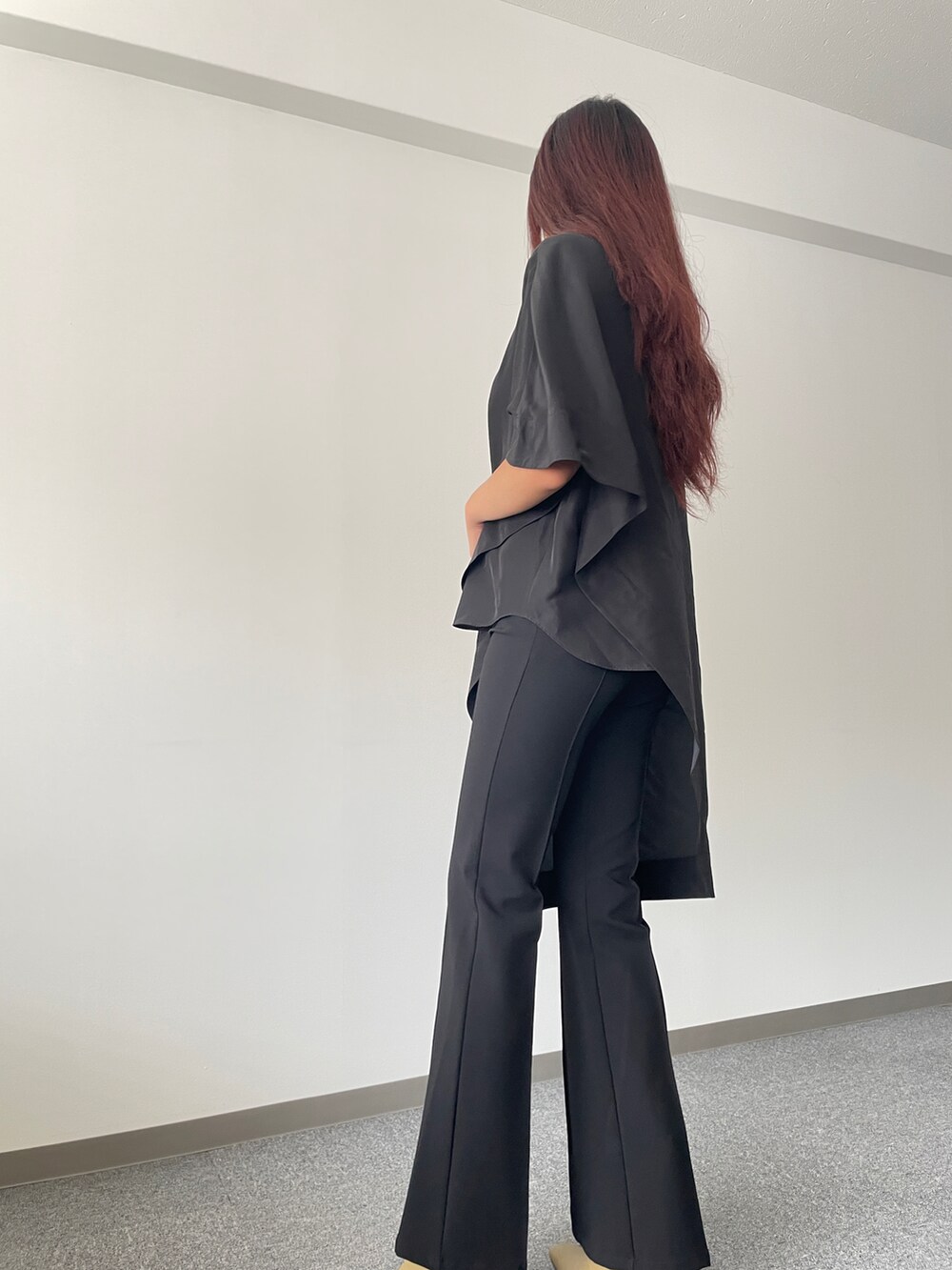 ブラック系のシャツ/ブラウス、ブラック系のその他パンツを着用したレディースの秋コーディネートの2枚目の写真