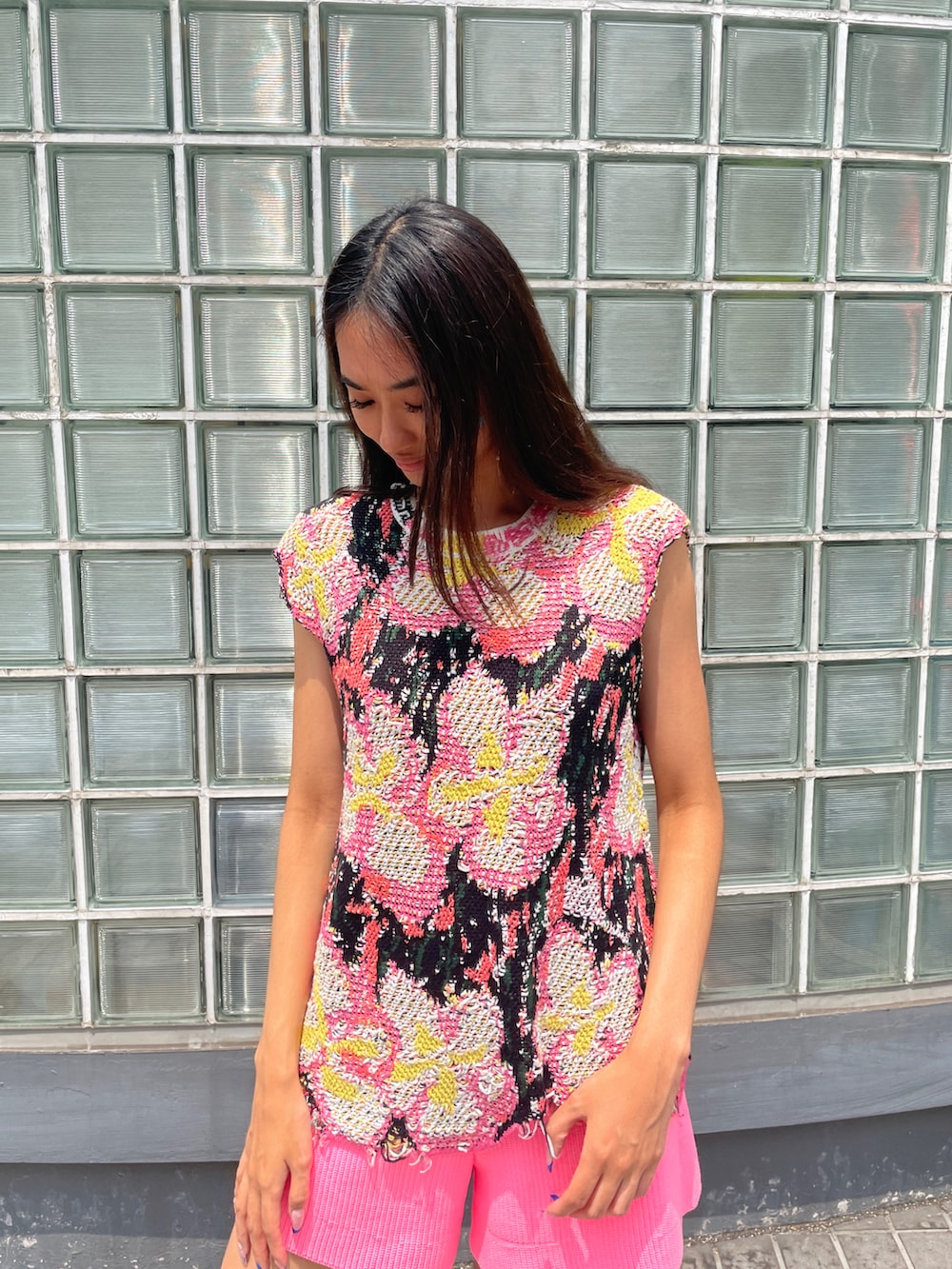 ピンク系のトップス、ピンク系のその他パンツ、ブラウン系のサンダルを着用したレディースの夏コーディネートの2枚目の写真