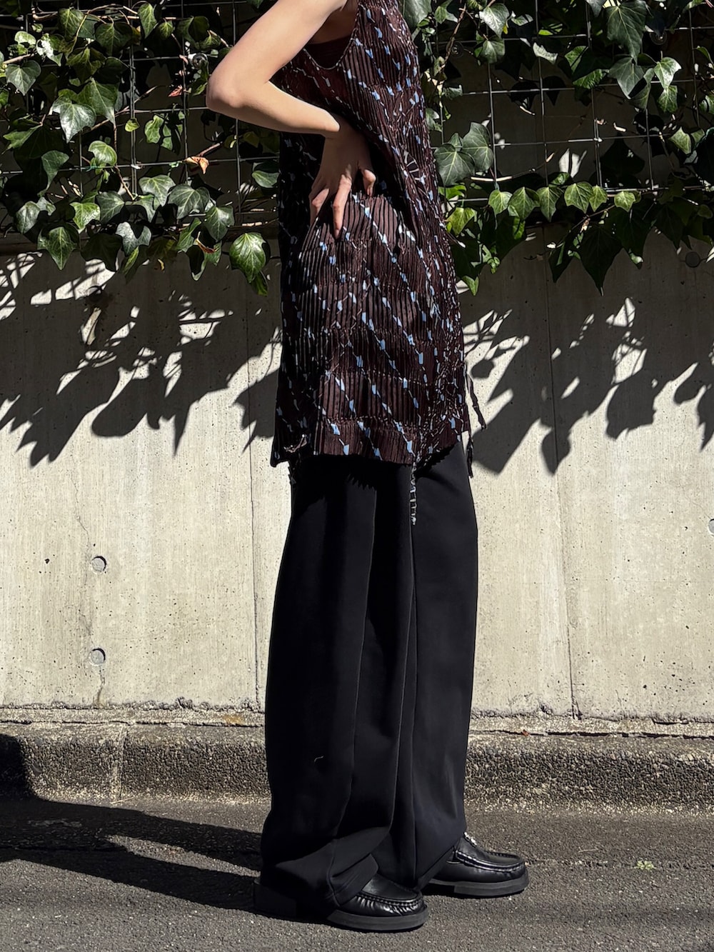 ブラウン系のワンピースを着用したレディースの夏コーディネートの2枚目の写真