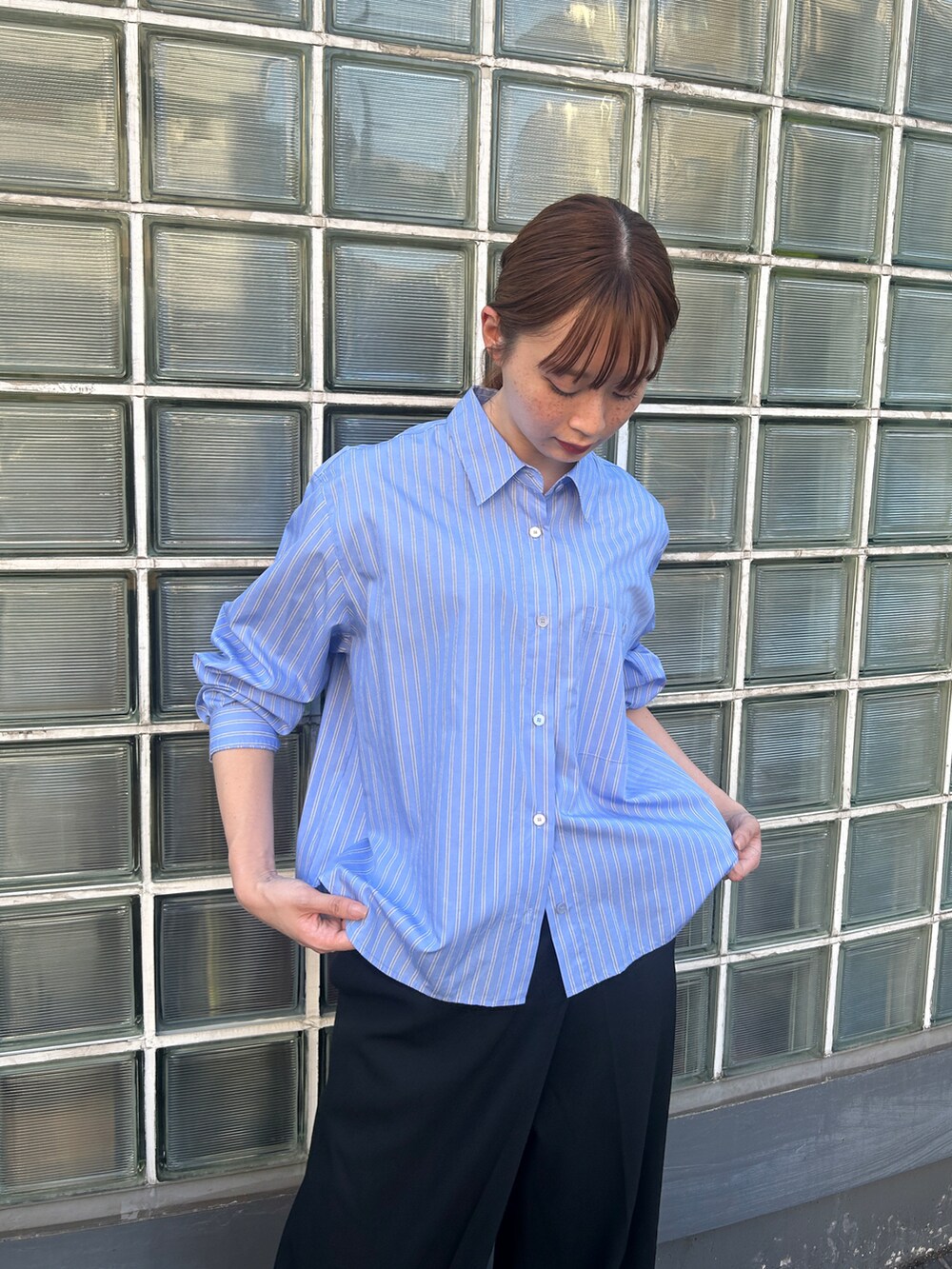 ブラック系のその他パンツ、ブルー系のシャツ/ブラウスを着用したレディースの夏コーディネートの3枚目の写真