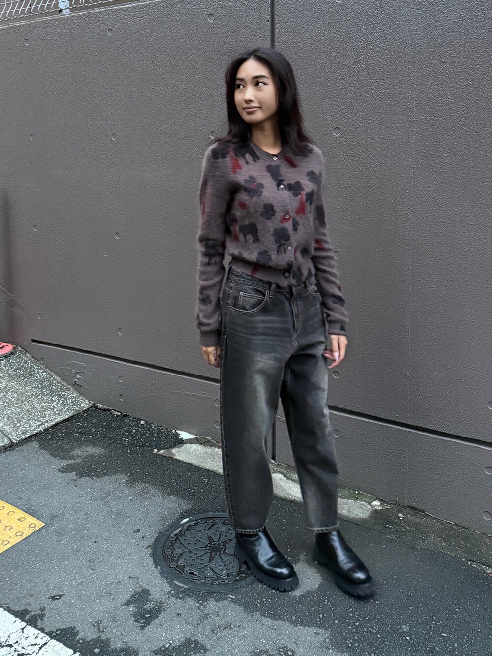 ブラック系のデニムパンツ、ブラウン系のカーディガン/ボレロを着用したレディースの冬コーディネートの4枚目の写真