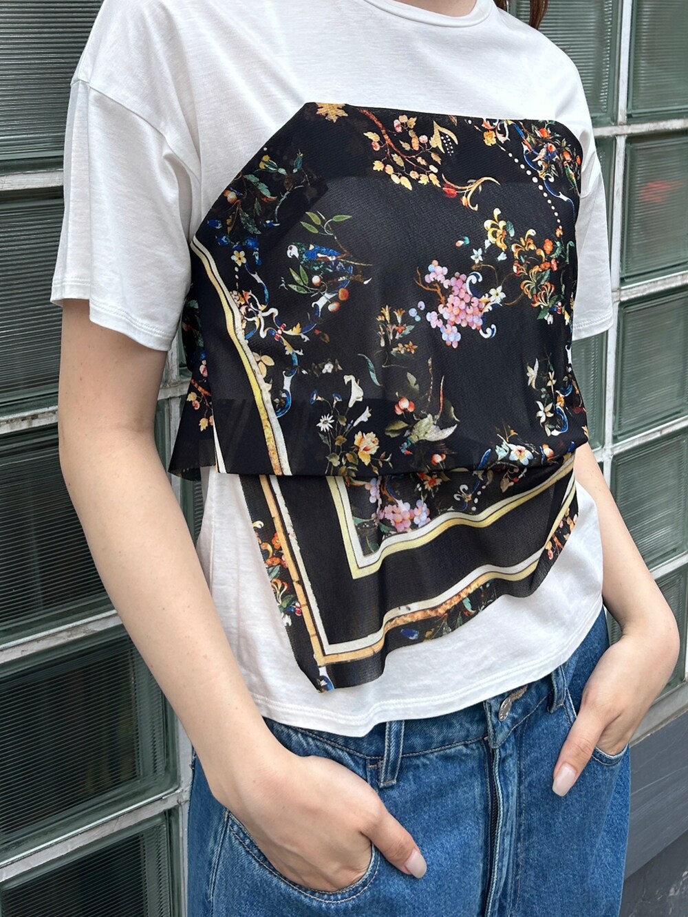 ホワイト系のTシャツ/カットソー、ブルー系のデニムパンツを着用したレディースの夏コーディネートの3枚目の写真