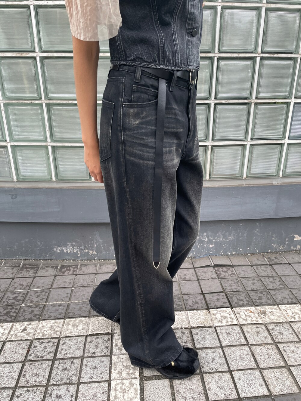 ブラック系のデニムパンツ、ベージュ系のTシャツ/カットソー、ブラック系のその他トップスを着用したレディースの夏コーディネートの2枚目の写真