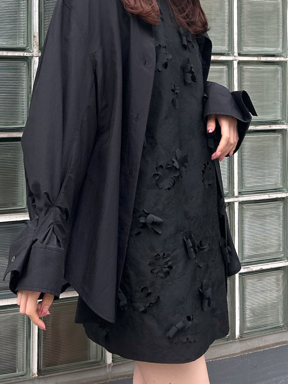 ブラック系のワンピースを着用したレディースの春コーディネートの3枚目の写真