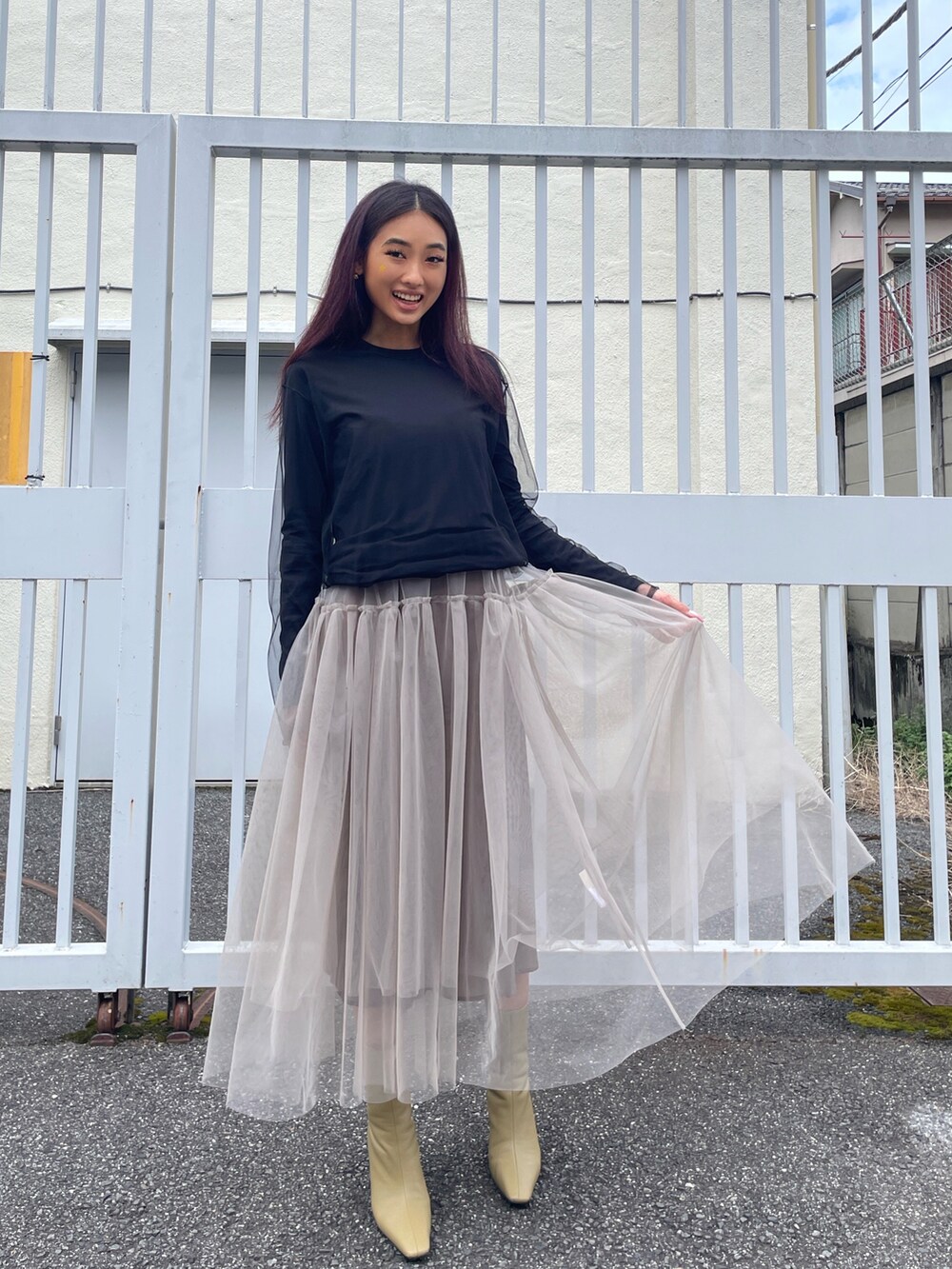 ベージュ系のスカート、ブラック系のTシャツ/カットソー、ベージュ系のシューズを着用したレディースの秋コーディネートの2枚目の写真