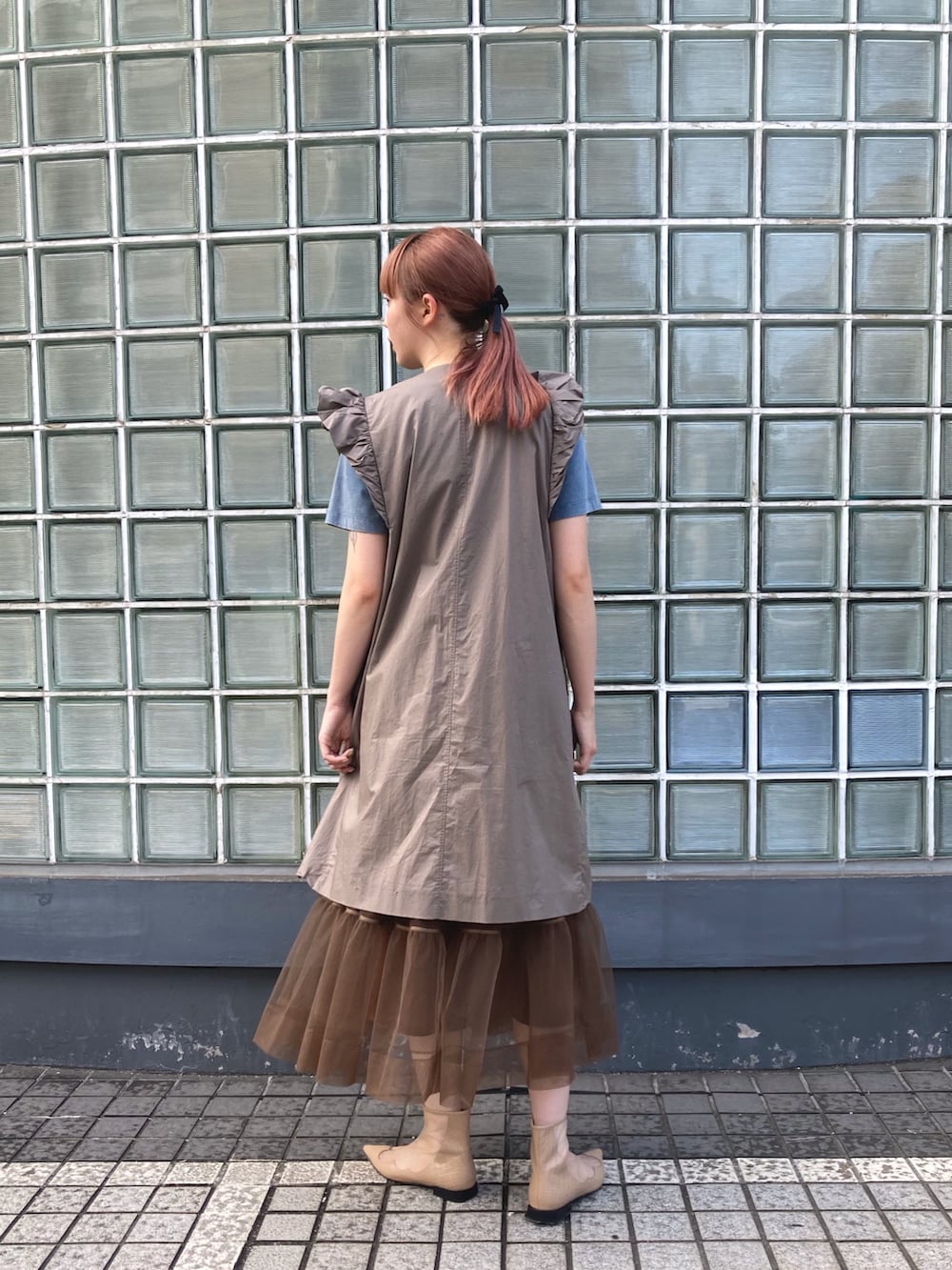 ブラウン系のシャツワンピース、ベージュ系のブーティ、ブラウン系のスカートを着用したレディースの夏コーディネートの2枚目の写真