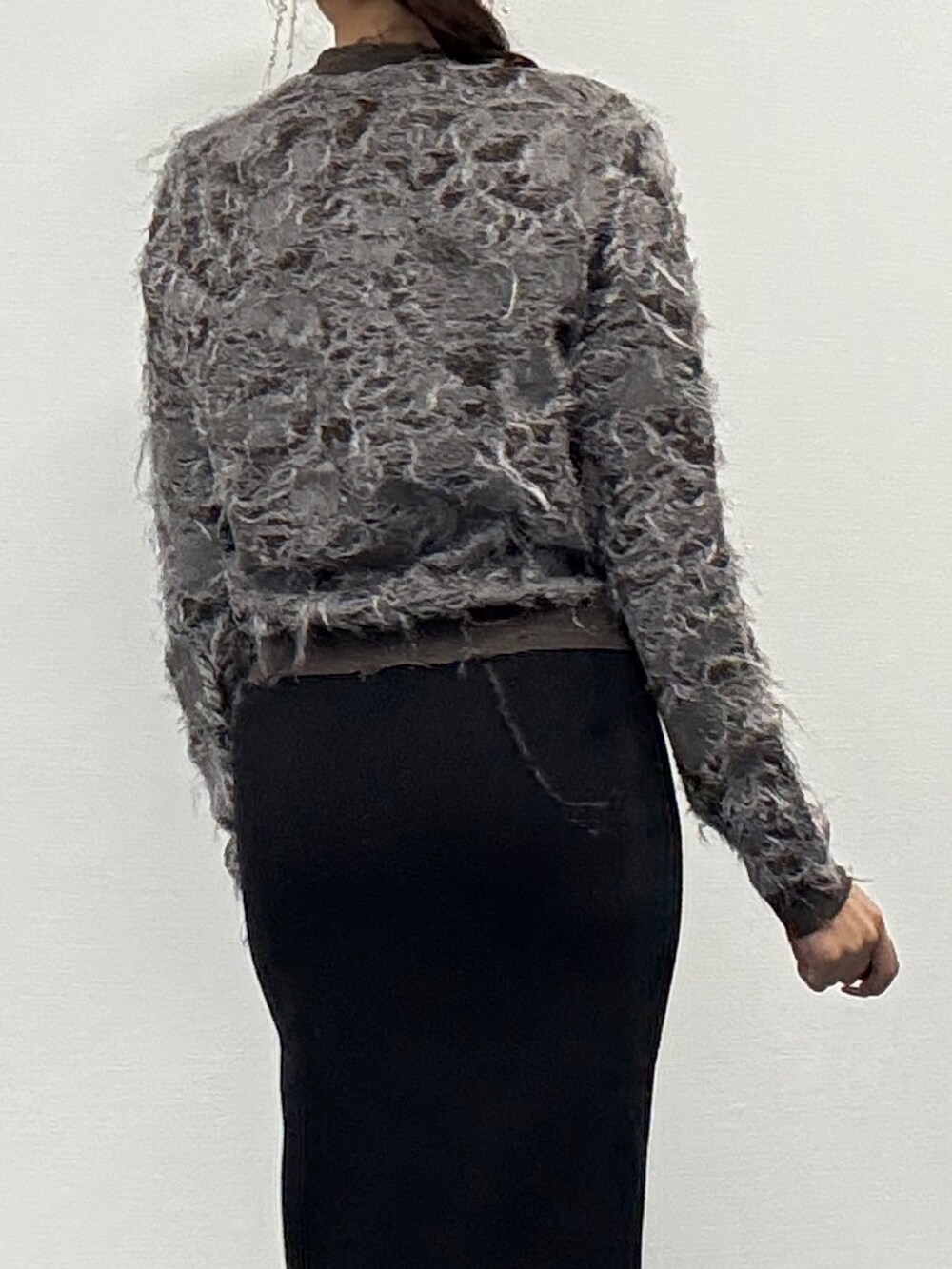 ブラウン系のシューズ、ブラック系のスカート、ブラウン系のジャケット/アウターを着用したレディースの春コーディネートの3枚目の写真