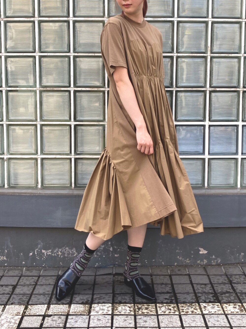 ベージュ系のワンピース/ドレスを着用したレディースの夏コーディネートの3枚目の写真