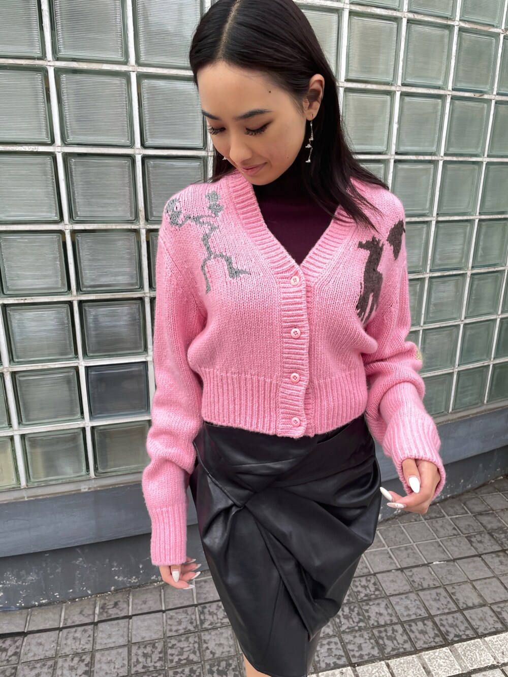 ピンク系のジャケット/アウター、ブラック系のスカートを着用したレディースの秋コーディネートの2枚目の写真