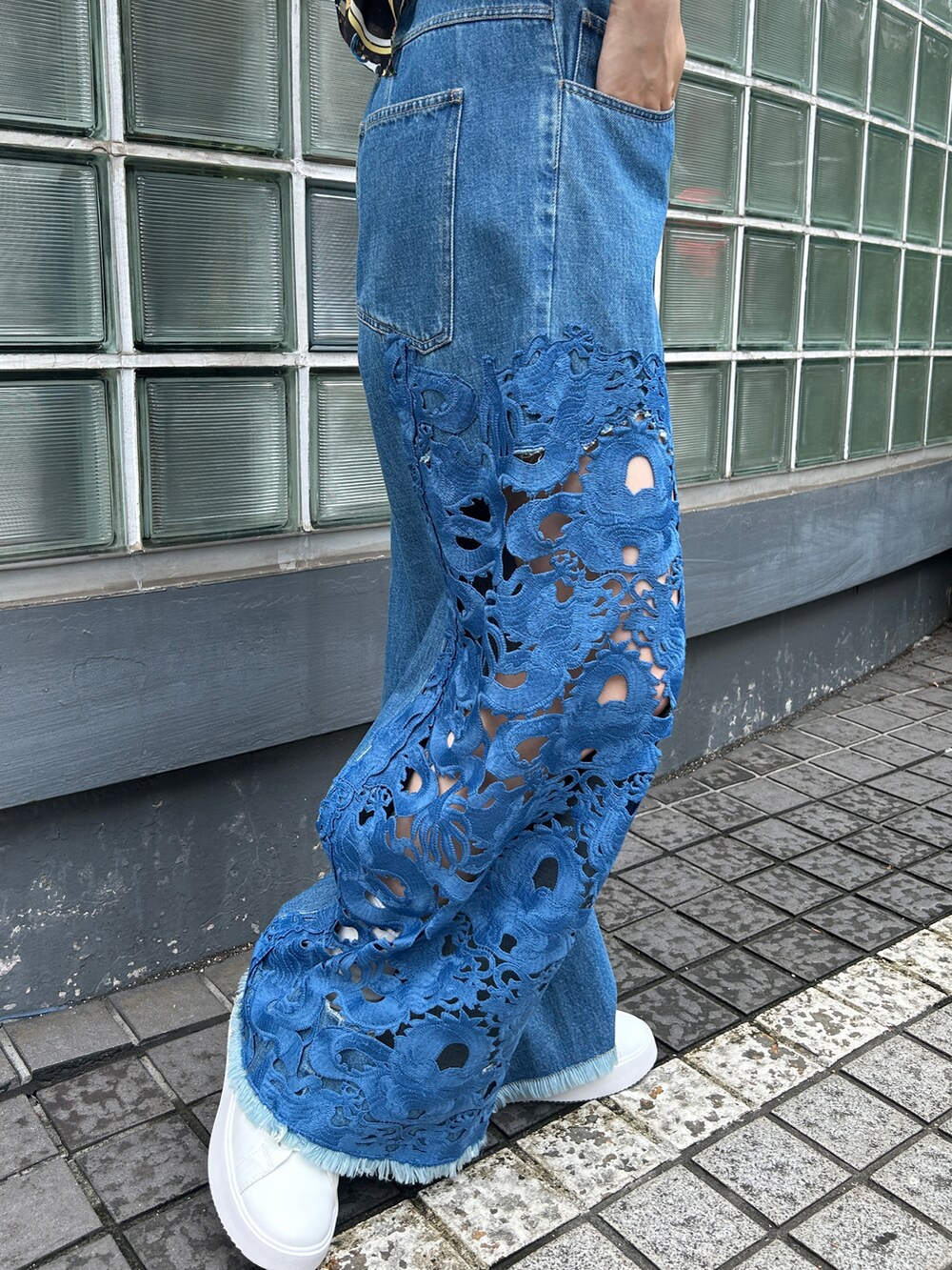 ホワイト系のTシャツ/カットソー、ブルー系のデニムパンツを着用したレディースの夏コーディネートの4枚目の写真