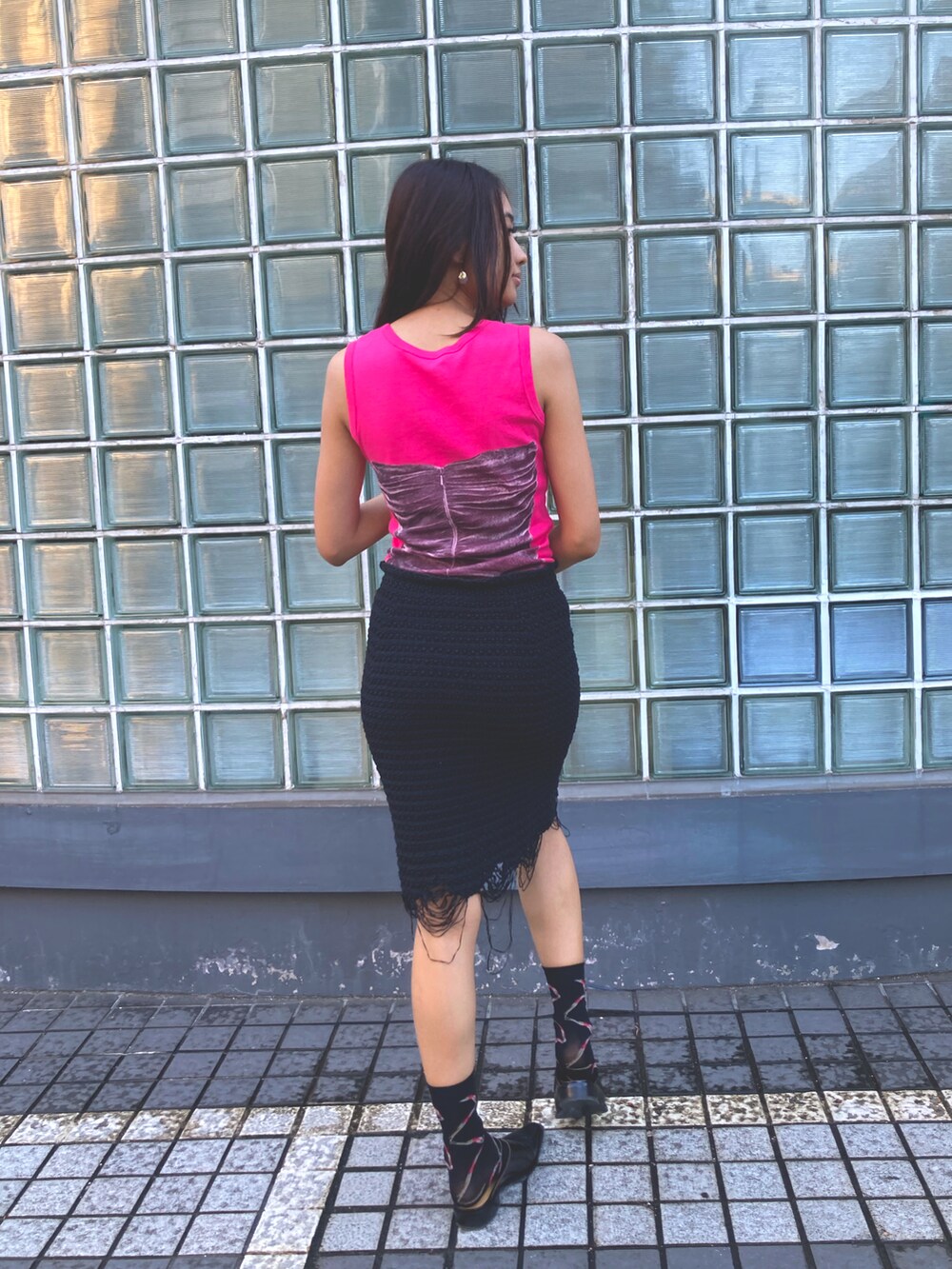 ピンク系のTシャツ/カットソー、ブラック系のスカート、ブラック系のソックス/靴下を着用したレディースの夏コーディネートの4枚目の写真