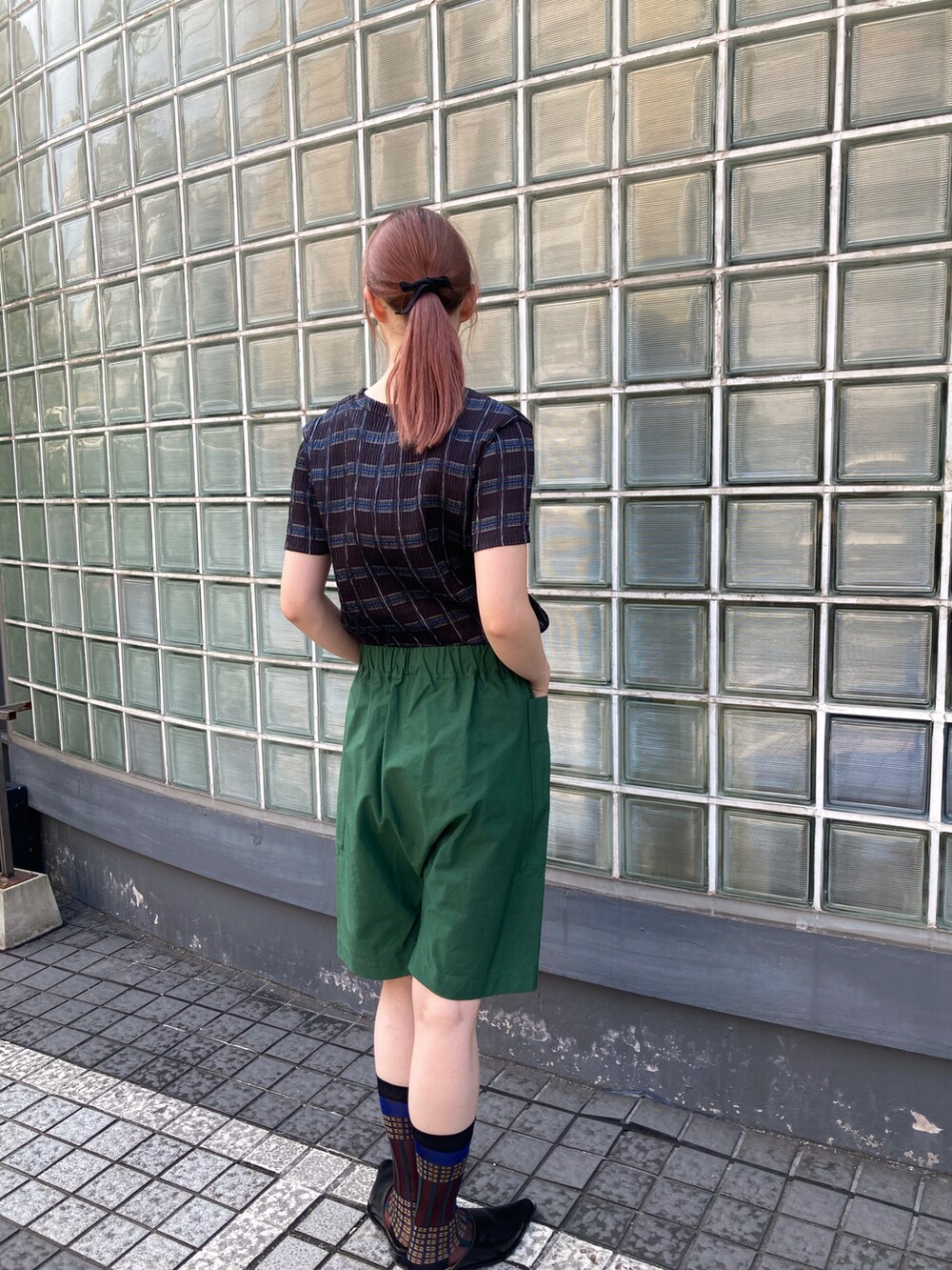 ブラウン系のTシャツ/カットソーを着用したレディースの夏コーディネートの3枚目の写真