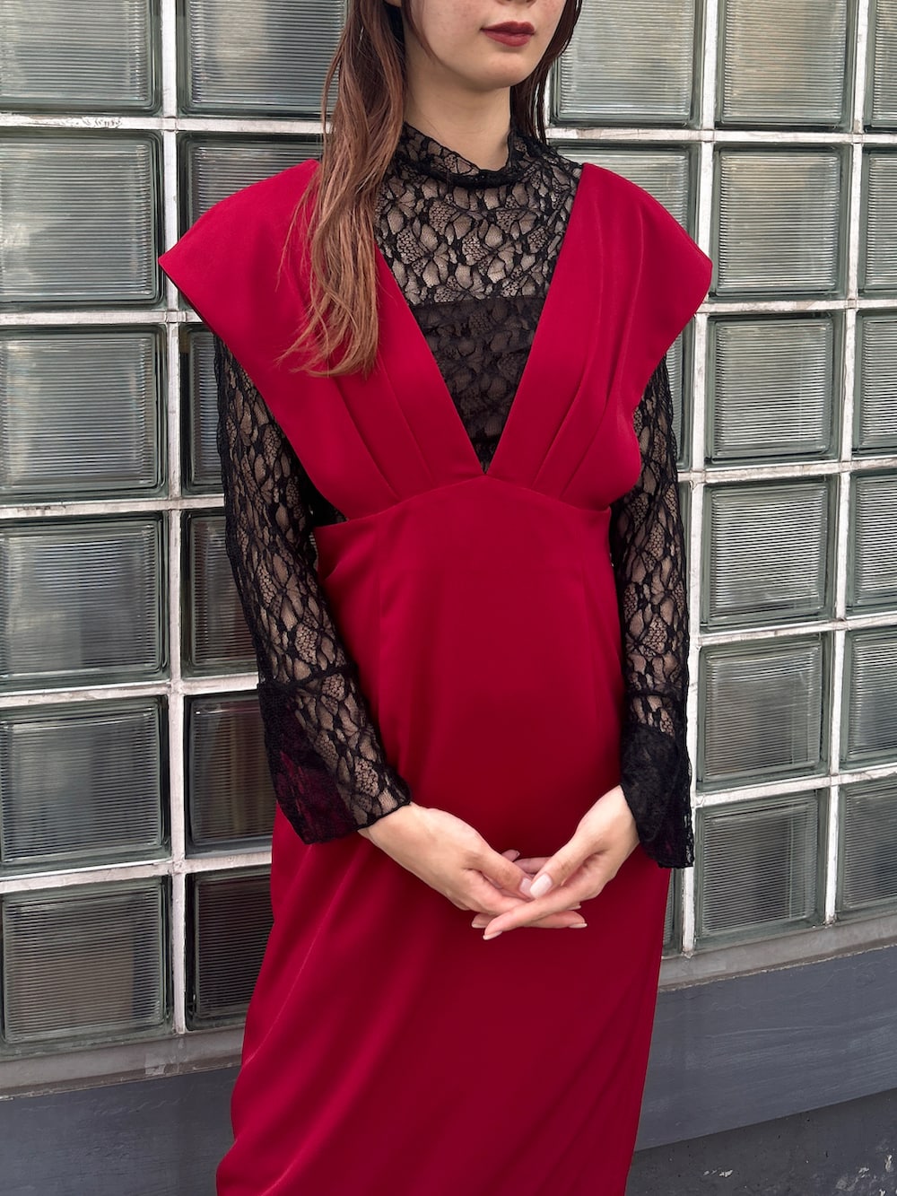 レッド系のワンピース/ドレスを着用したレディースの秋コーディネートの2枚目の写真