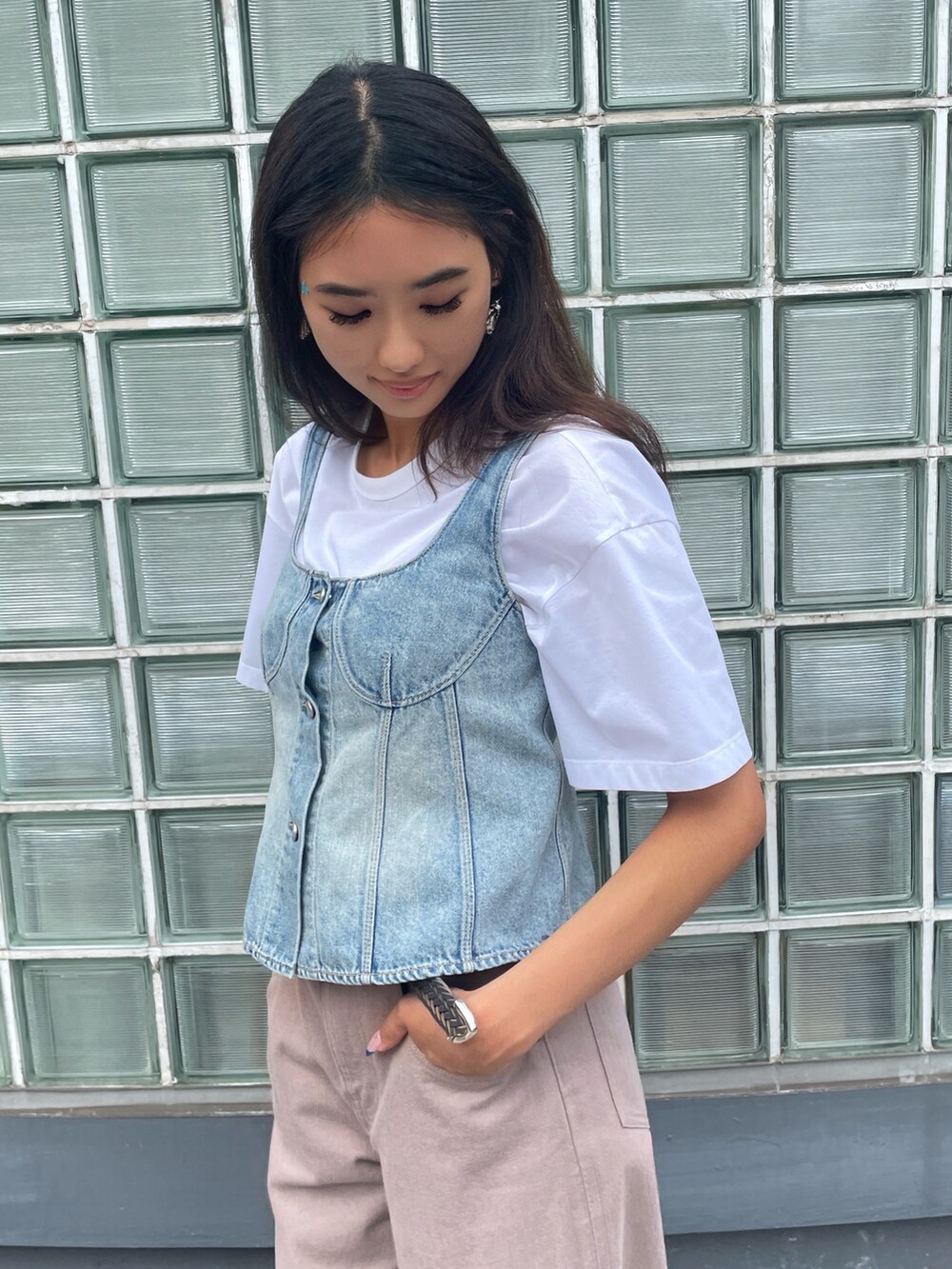 ピンク系のパンツ、ブルー系のその他トップス、ホワイト系のTシャツ/カットソーを着用したレディースの夏コーディネートの3枚目の写真