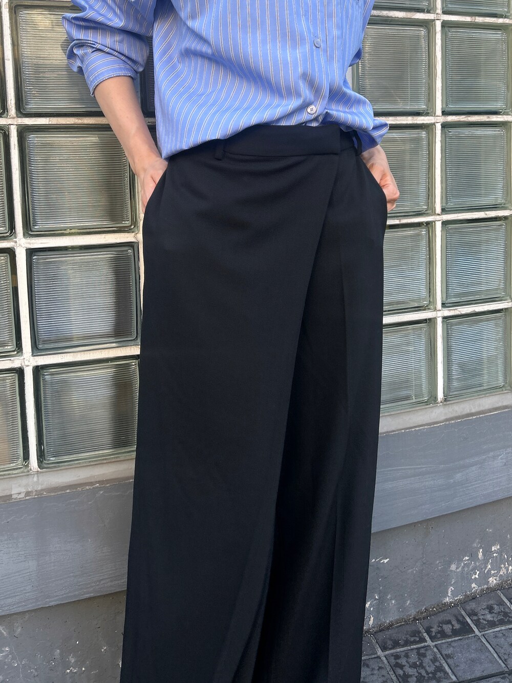 ブラック系のその他パンツ、ブルー系のシャツ/ブラウスを着用したレディースの夏コーディネートの4枚目の写真