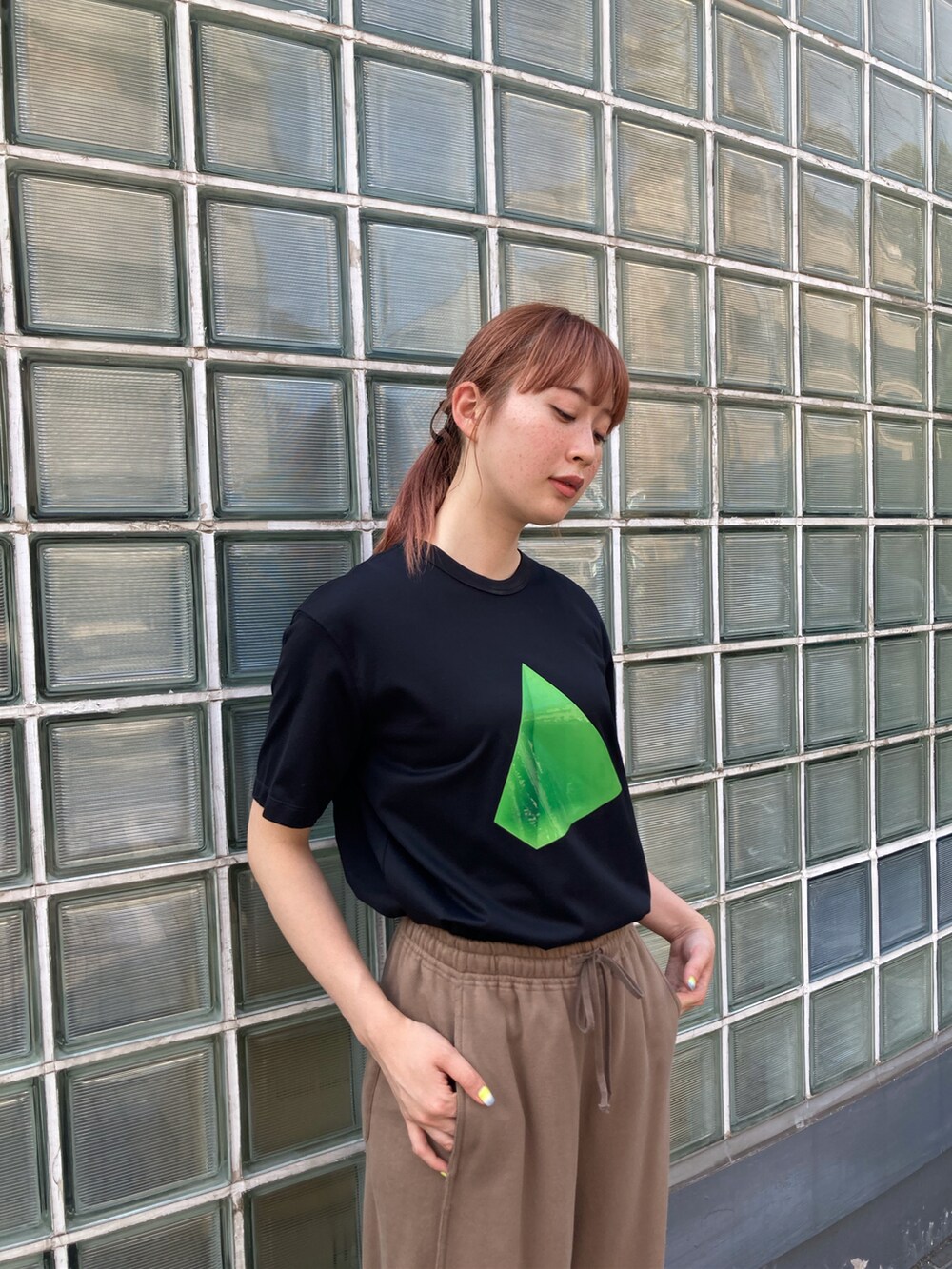 ブラック系のTシャツ/カットソー、ブラウン系のその他パンツを着用したレディースの夏コーディネートの3枚目の写真