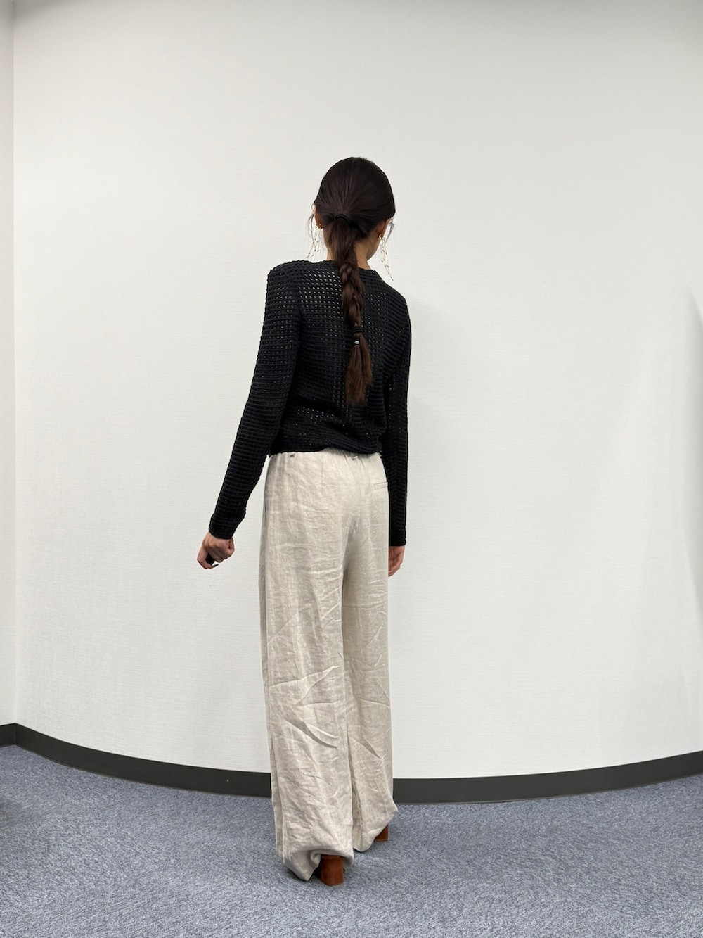 ブラック系のその他アウター、ベージュ系のその他パンツを着用したレディースの春コーディネートの3枚目の写真