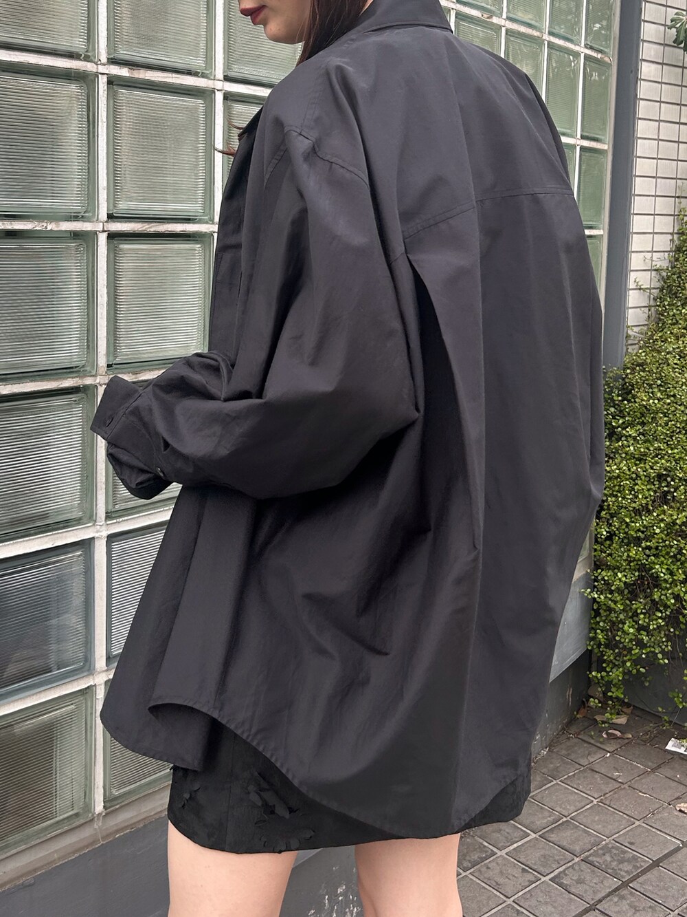 ブラック系のワンピース、ブラック系のシャツ/ブラウスを着用したレディースの春コーディネートの3枚目の写真