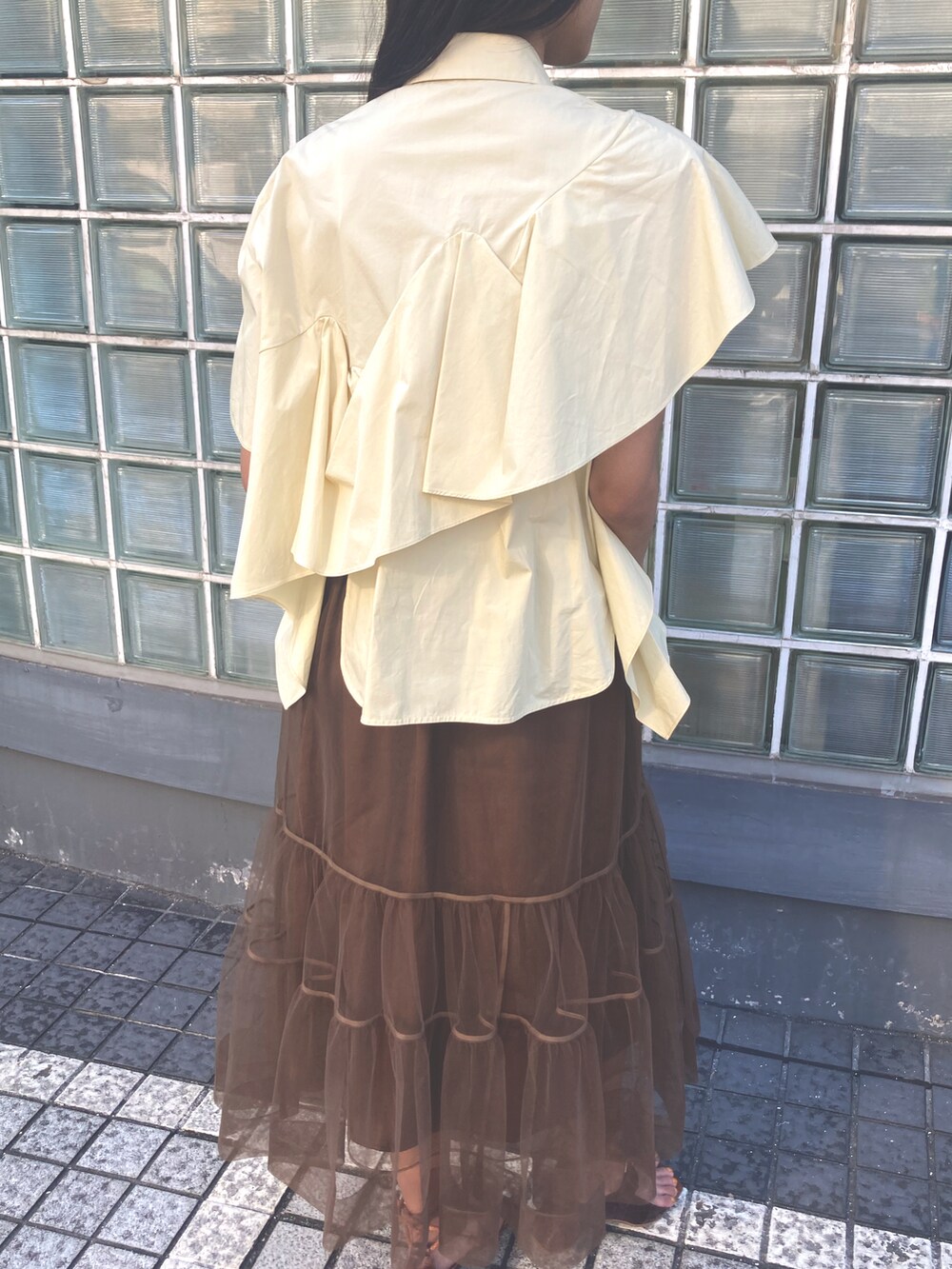 イエロー系のシャツ/ブラウス、ブラウン系のスカートを着用したレディースの夏コーディネートの4枚目の写真