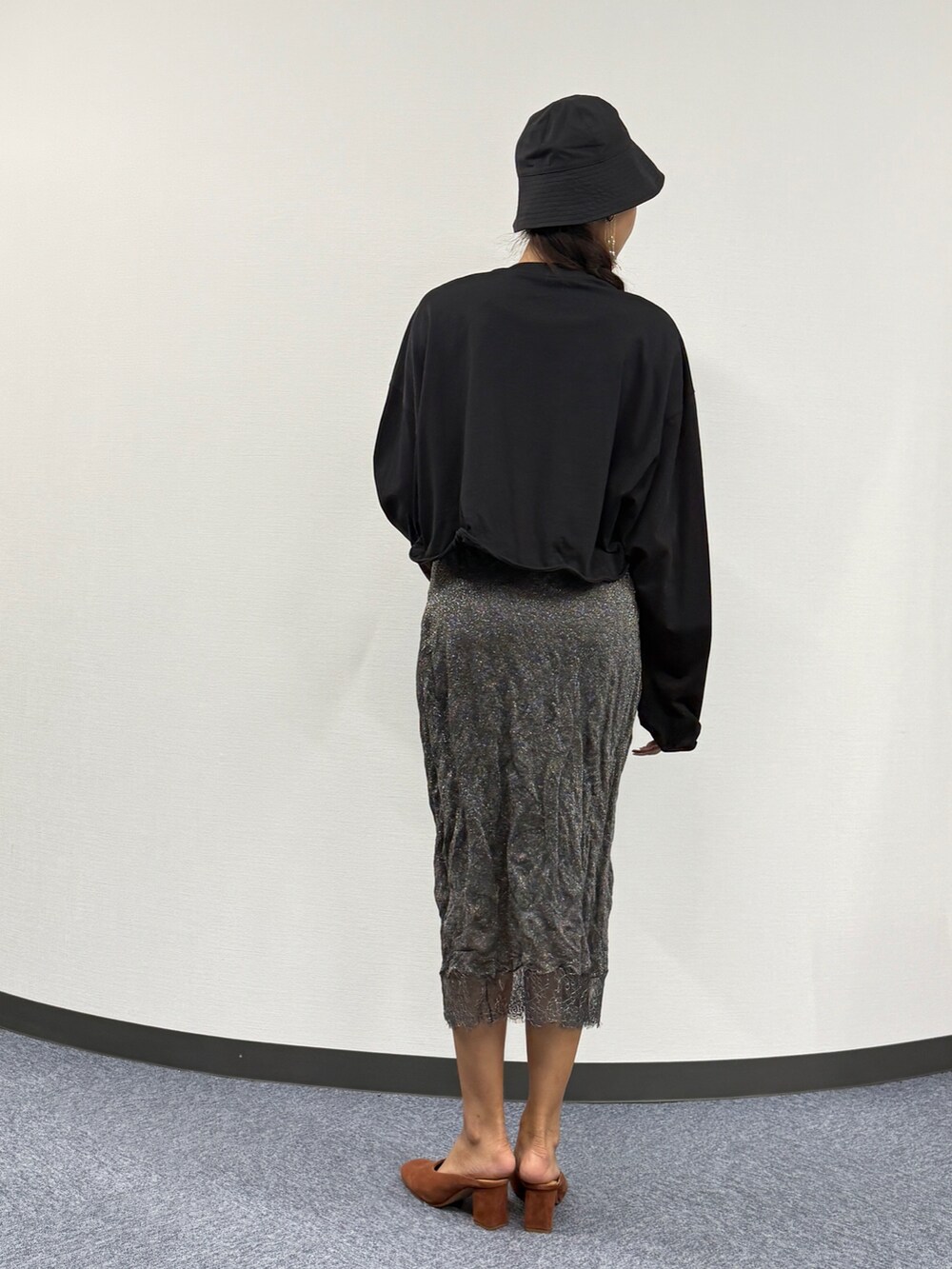 ブラック系のTシャツ/カットソー、グレー系のスカート、ブラウン系のシューズを着用したレディースの春コーディネートの3枚目の写真