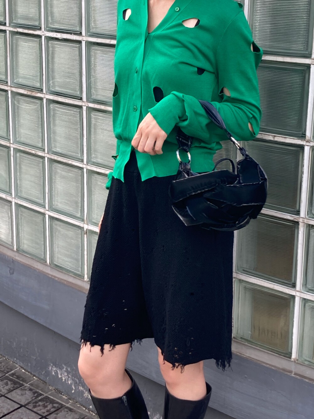 グリーン系のカーディガン/ボレロ、ブラック系のハンドバッグ、ブラック系のその他パンツを着用したレディースの秋コーディネートの4枚目の写真