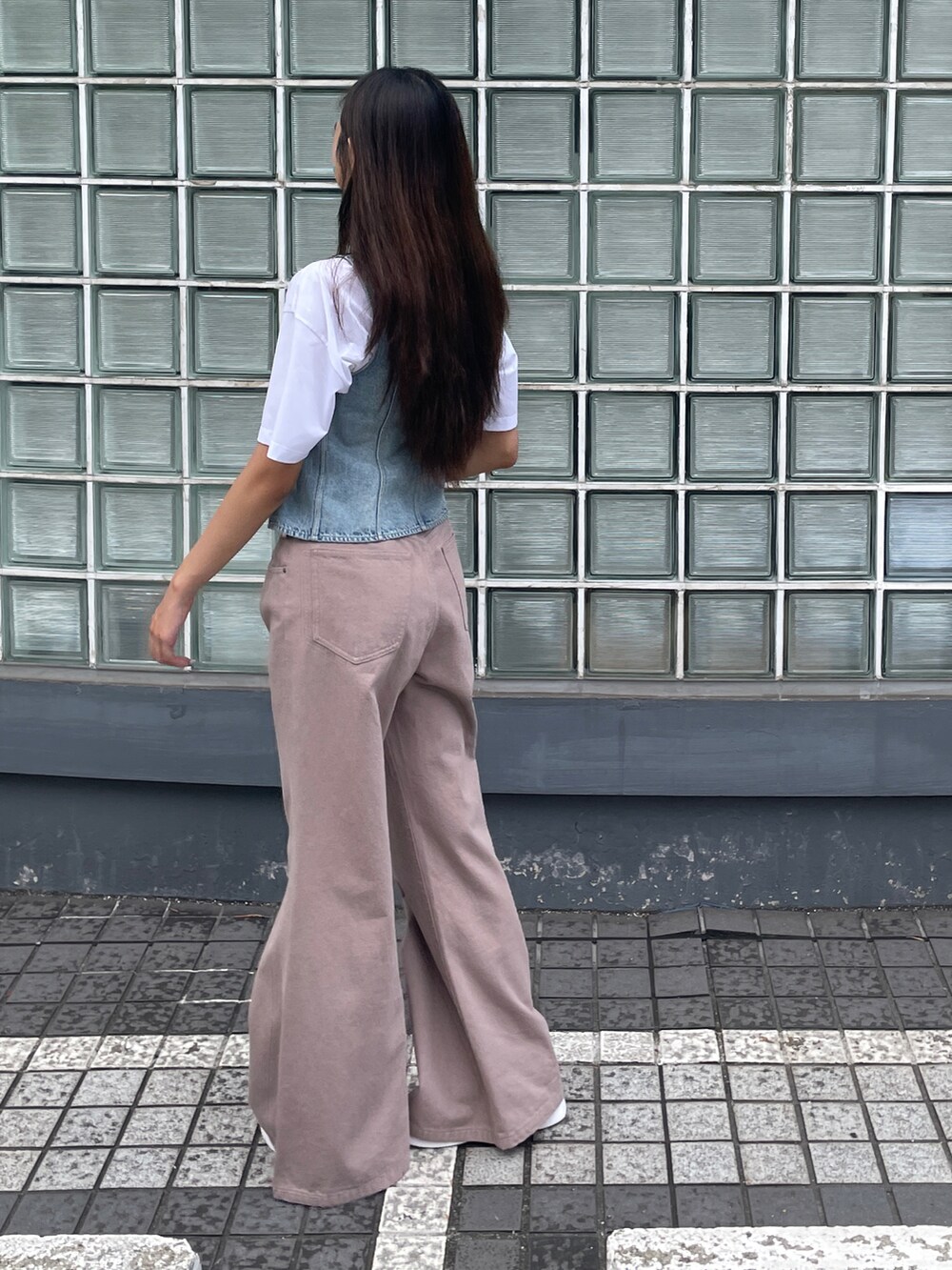 ピンク系のパンツ、ブルー系のその他トップス、ホワイト系のTシャツ/カットソーを着用したレディースの夏コーディネートの4枚目の写真