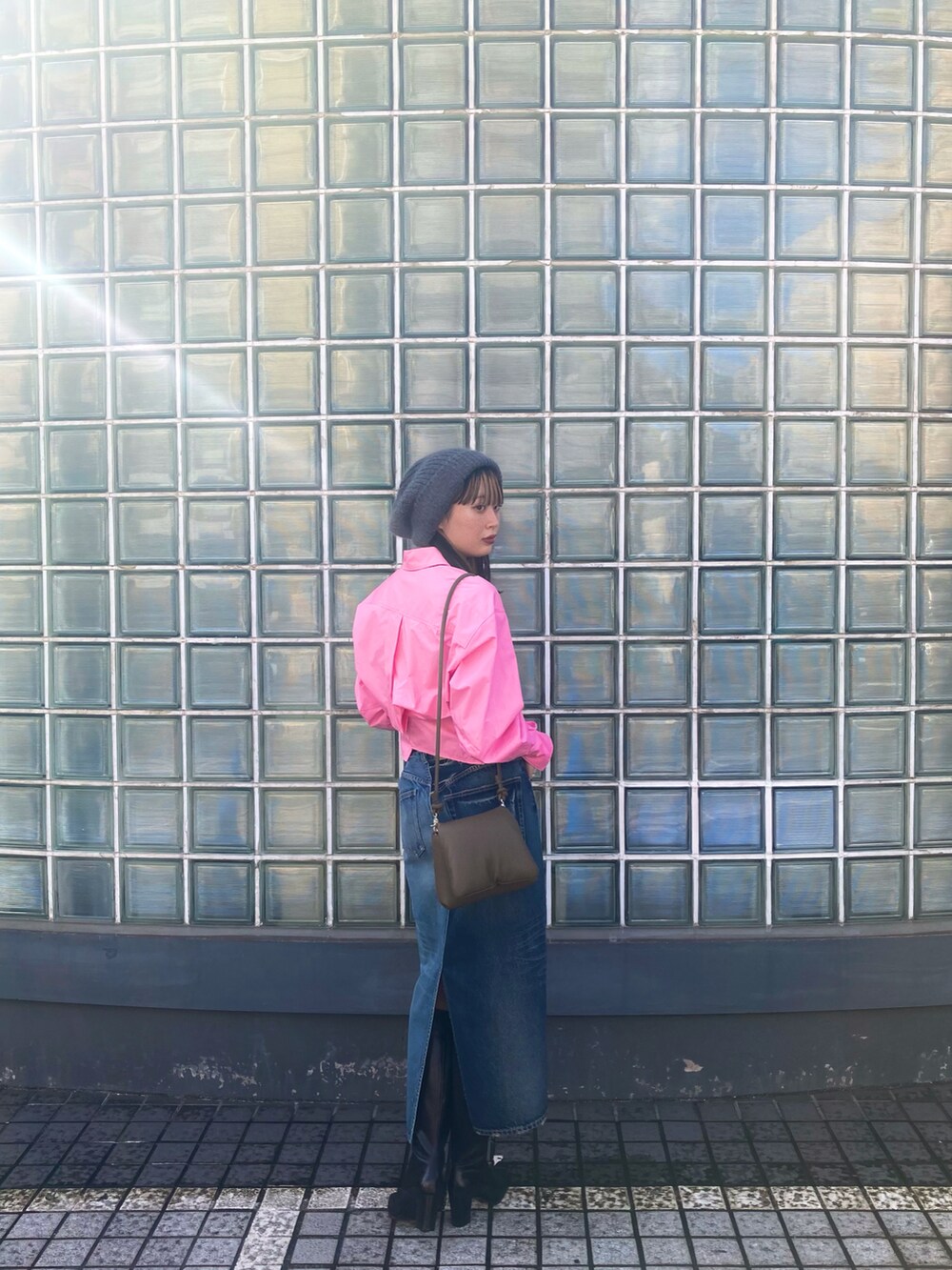 ピンク系のシャツ/ブラウス、ブルー系のデニムスカートを着用したレディースの秋コーディネートの2枚目の写真