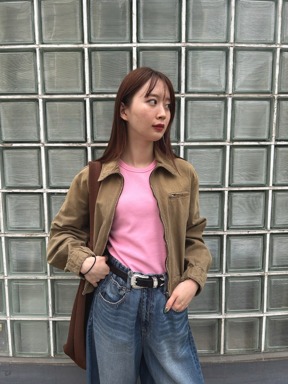 ピンク系のTシャツ/カットソー、ブラウン系のショルダーバッグを着用したレディースの春コーディネートの3枚目の写真