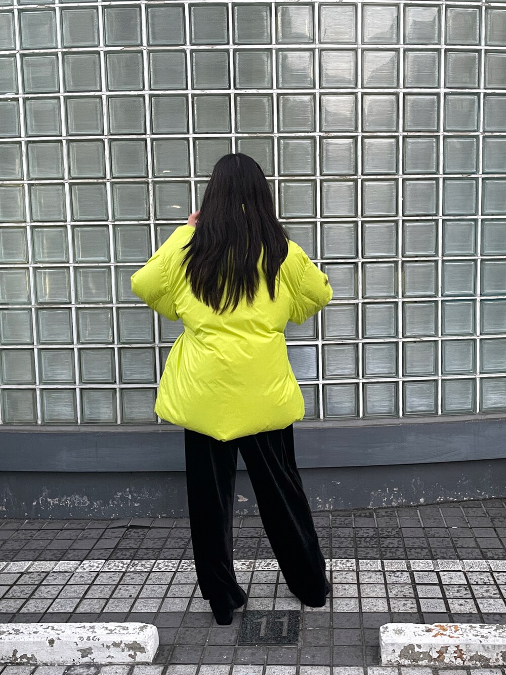 グリーン系のダウンジャケット/コート、ブラック系のその他パンツを着用したレディースの冬コーディネートの4枚目の写真