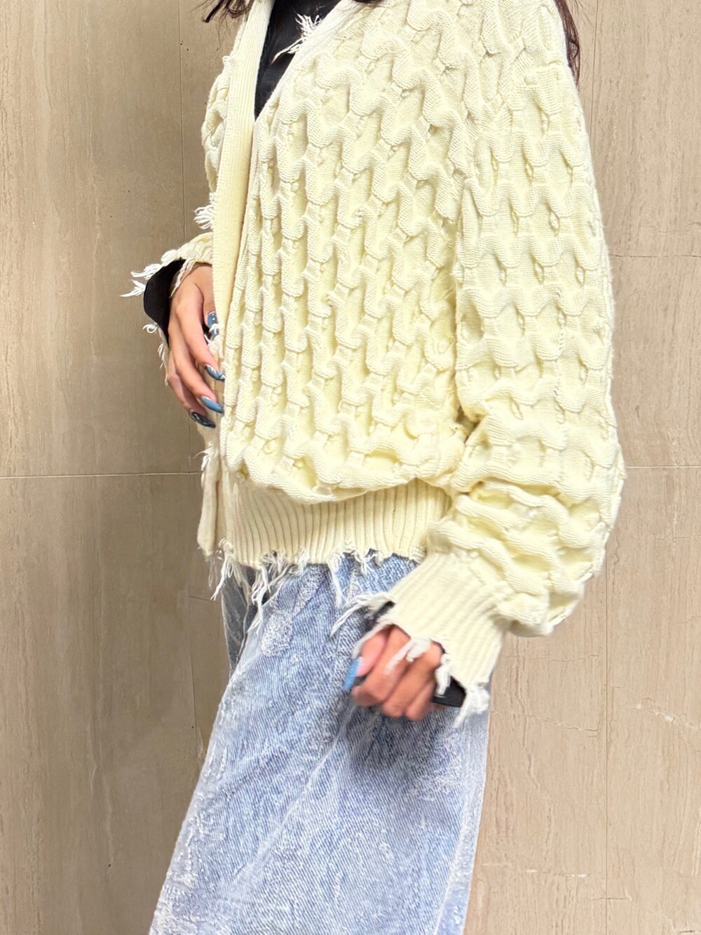 ブルー系のその他パンツ、イエロー系のトップスを着用したレディースの冬コーディネートの3枚目の写真