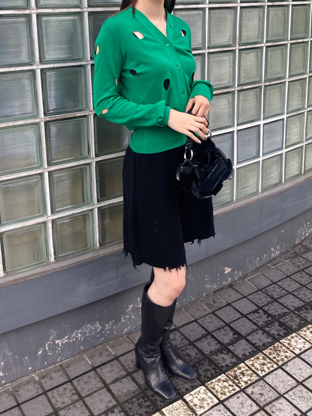 グリーン系のカーディガン/ボレロ、ブラック系のハンドバッグ、ブラック系のその他パンツを着用したレディースの秋コーディネートの3枚目の写真