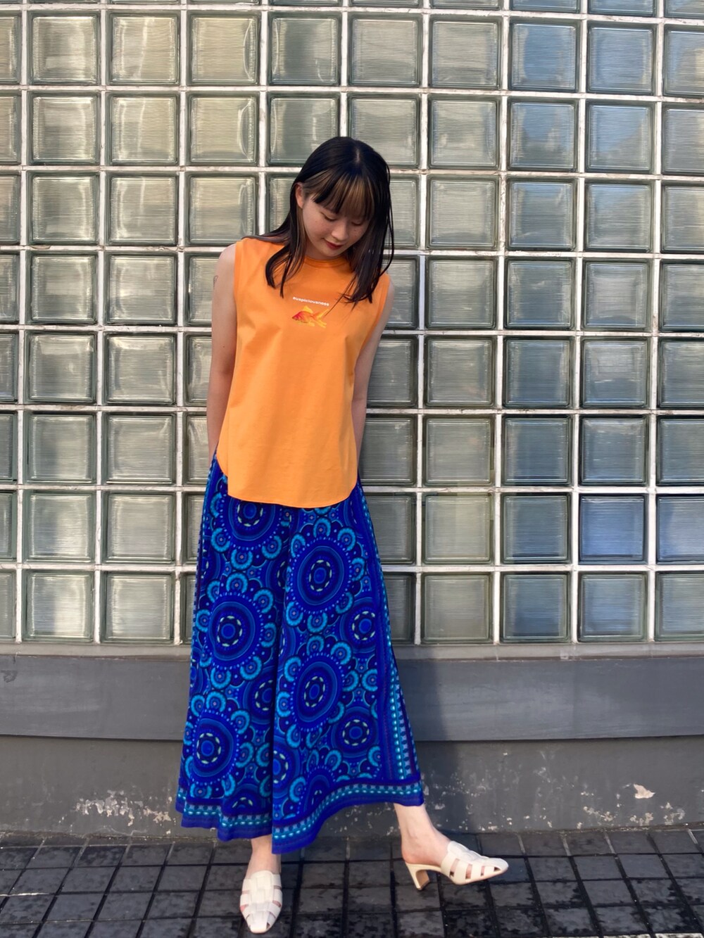 「アツいコーデ全部見せ、ゆるコーデ、今日のコーデ、タンクトップ、夏コーデ、サンダル、おでかけコーデ、viviennetam、いいね、save、フォローお願いします🤑、ヴィヴィアンタム」｜「VIVIENNE TAMのアイテム（トップス、オレンジ系）」を使った、micpr staffさん（レディース・170cm）の夏コーディネートの2枚目の写真