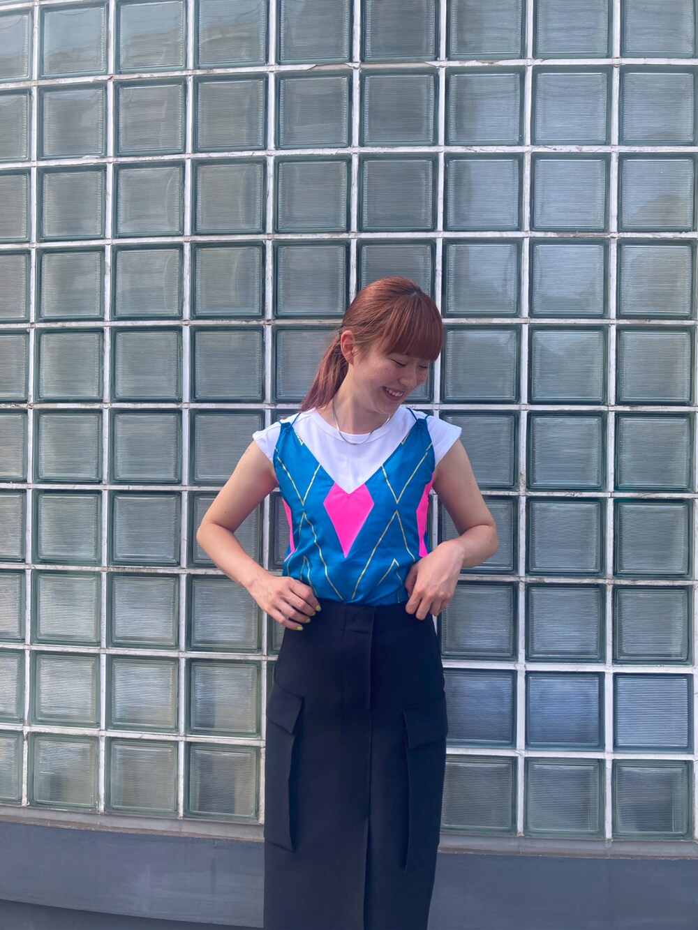 ブルー系のキャミソール、ブラック系のスカートを着用したレディースの夏コーディネートの4枚目の写真