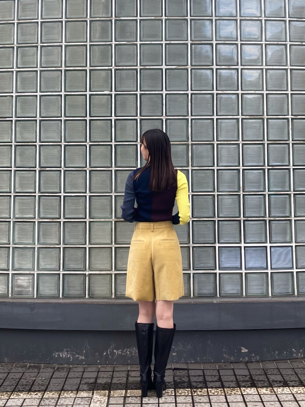 ブラウン系のニット/セーター、イエロー系のその他パンツを着用したレディースの秋コーディネートの2枚目の写真