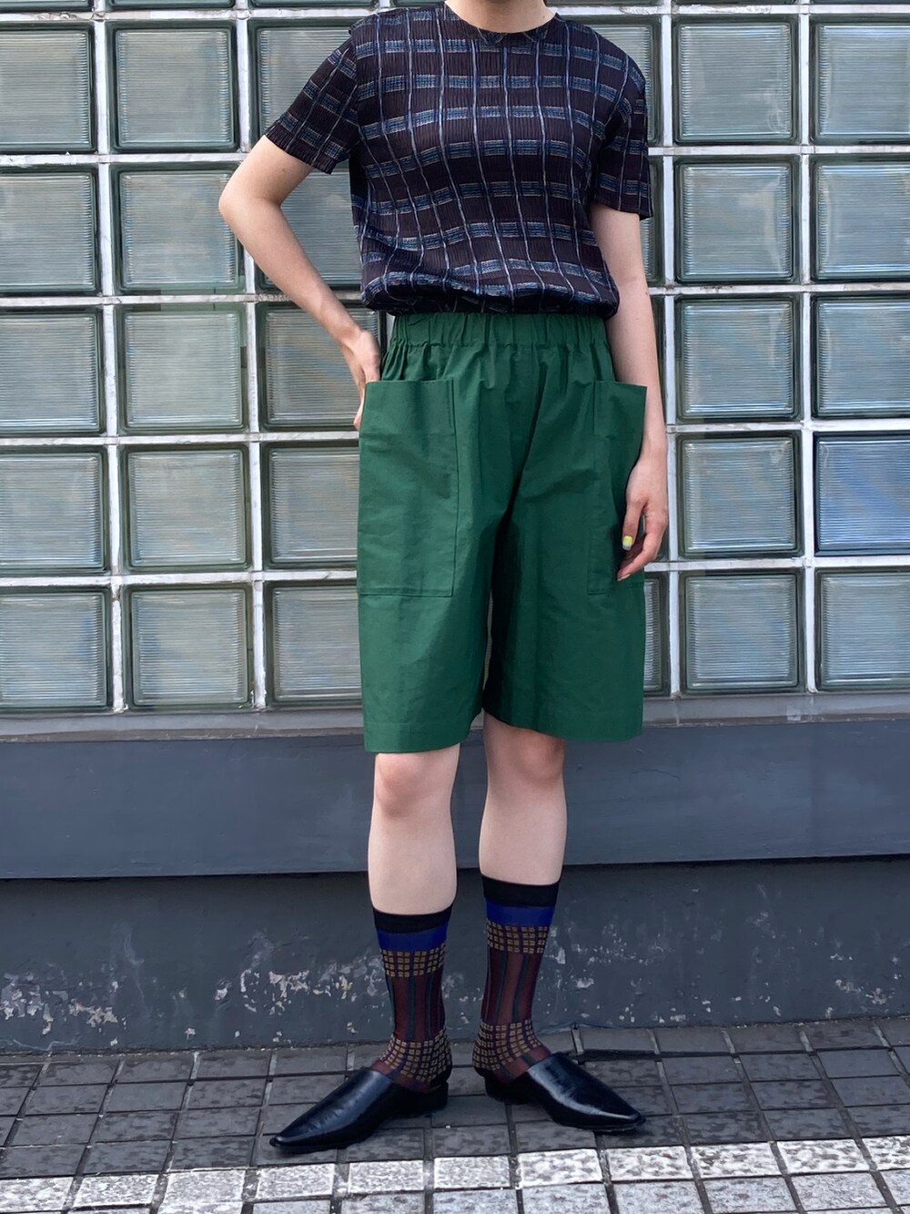 ブラウン系のTシャツ/カットソーを着用したレディースの夏コーディネートの4枚目の写真