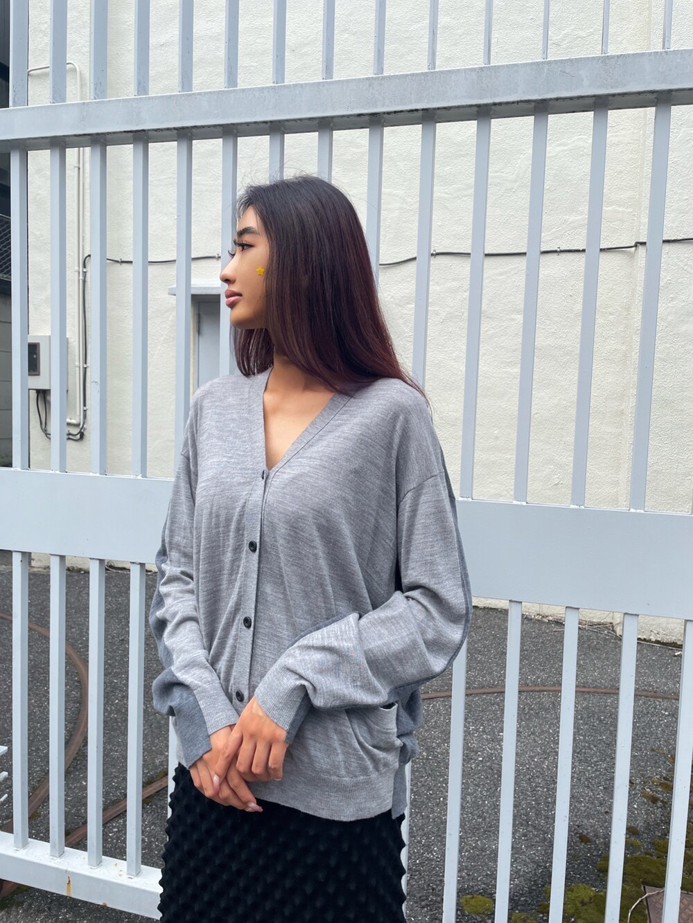 ブラック系のスカート、グレー系のカーディガン/ボレロを着用したレディースの秋コーディネートの3枚目の写真