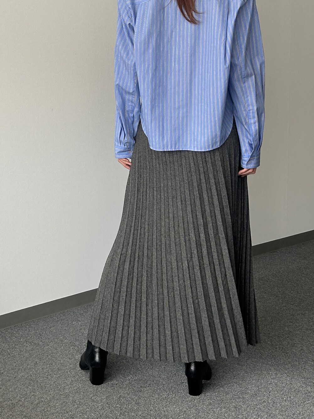 ブルー系のシャツ/ブラウス、グレー系のスカートを着用したレディースの秋コーディネートの2枚目の写真