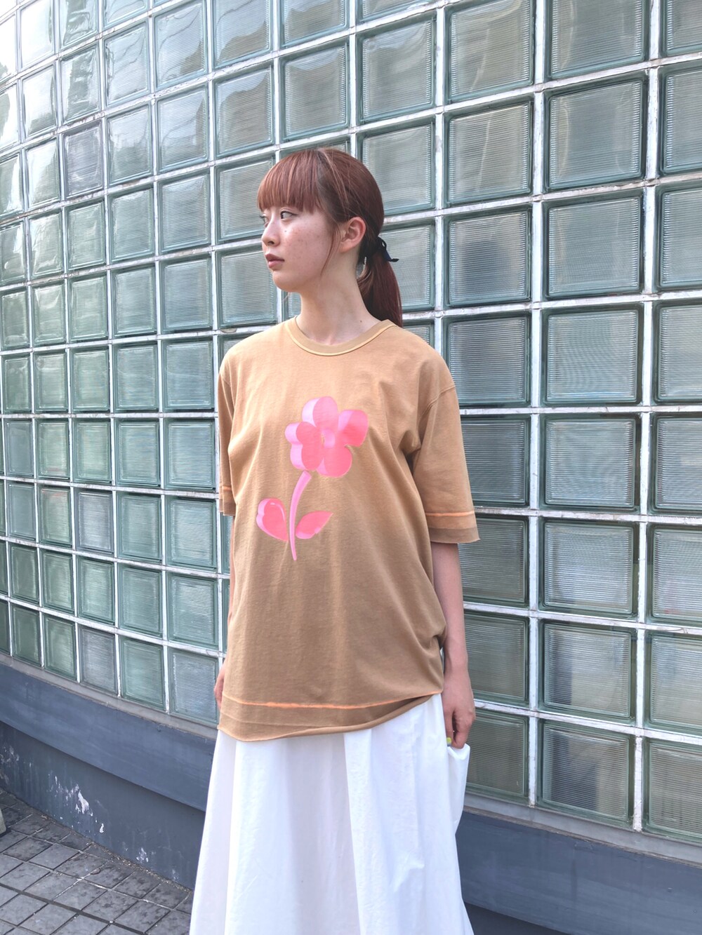ブラウン系のTシャツ/カットソーを着用したレディースの夏コーディネートの4枚目の写真