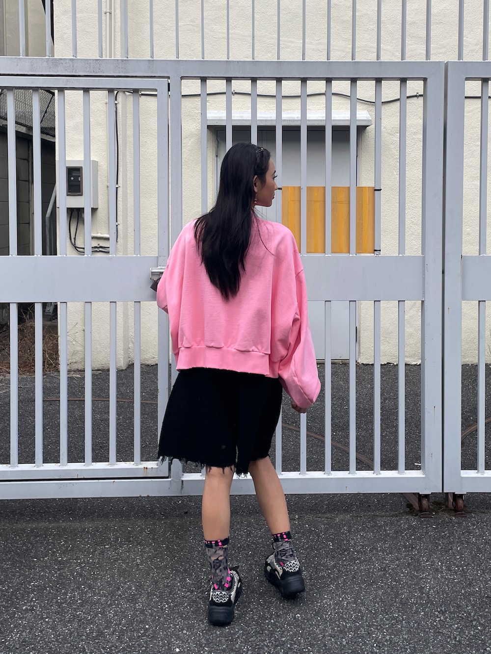 ピンク系のトップス、ブラック系のその他パンツ、ブラック系のスニーカーを着用したレディースの冬コーディネートの2枚目の写真