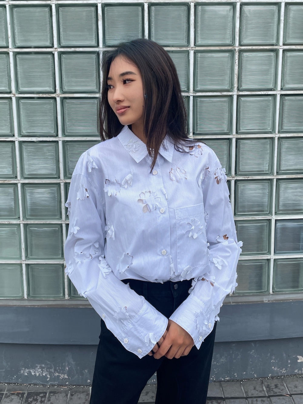 ブルー系のシャツ/ブラウス、ブラック系のデニムパンツを着用したレディースの夏コーディネートの2枚目の写真