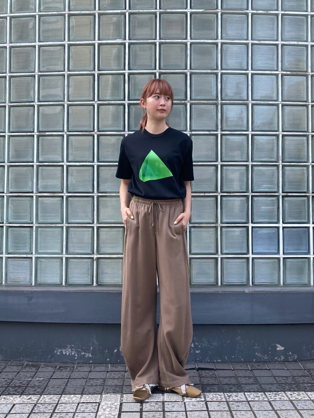 ブラック系のTシャツ/カットソー、ブラウン系のその他パンツを着用したレディースの夏コーディネートの2枚目の写真