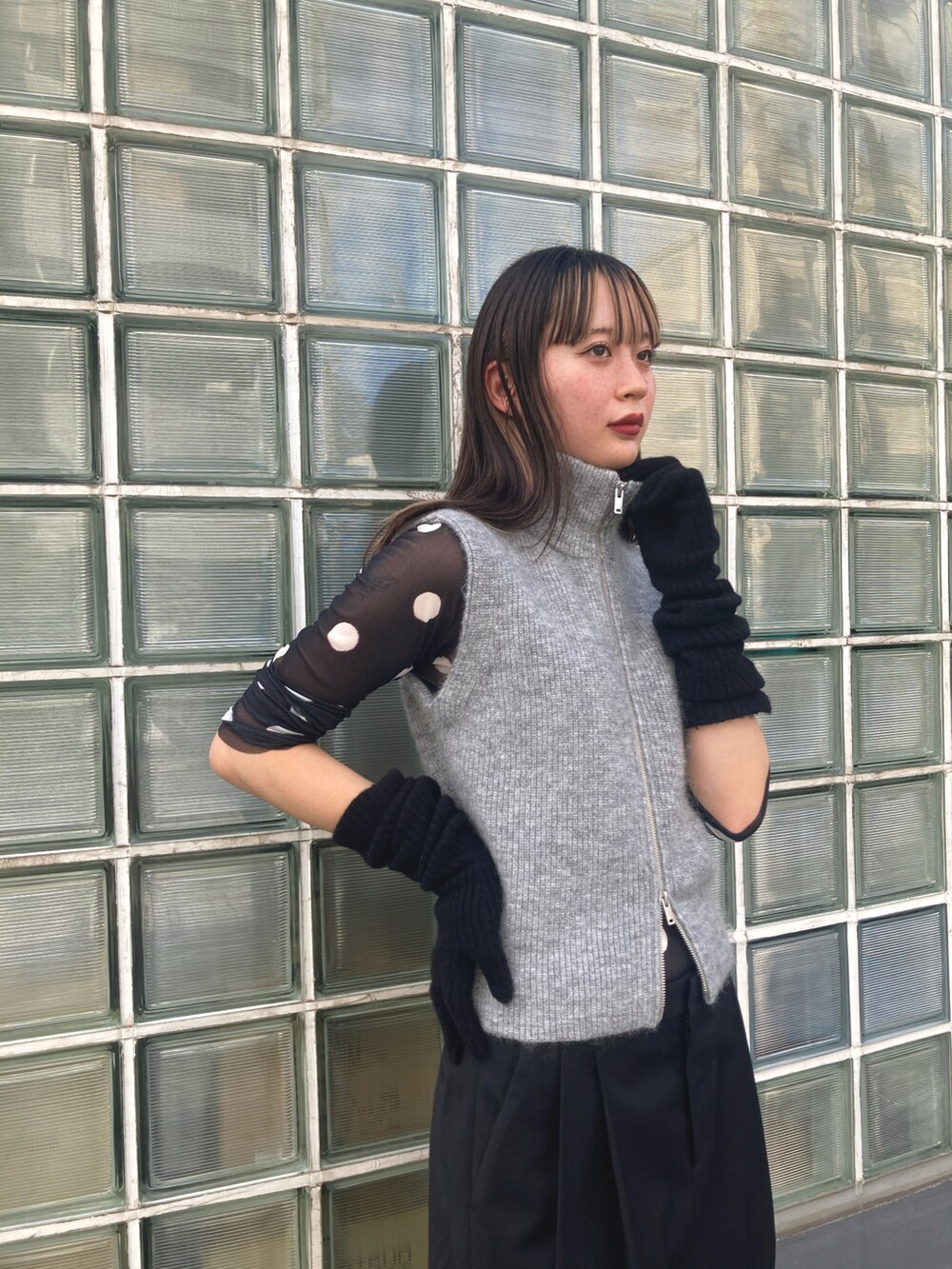 ブラック系のTシャツ/カットソーを着用したレディースの秋コーディネートの2枚目の写真