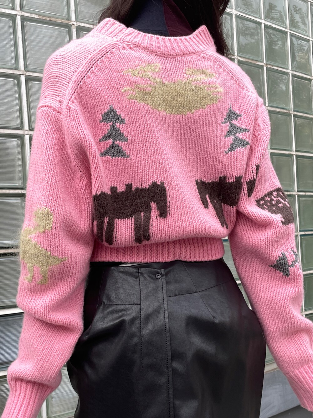 ピンク系のジャケット/アウター、ブラック系のスカートを着用したレディースの秋コーディネートの3枚目の写真