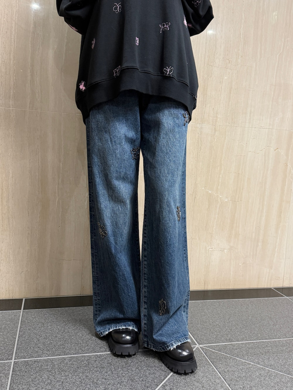 ブラック系のスウェット、ブルー系のデニムパンツ、グレー系のニットキャップ/ビーニーを着用したレディースの冬コーディネートの4枚目の写真