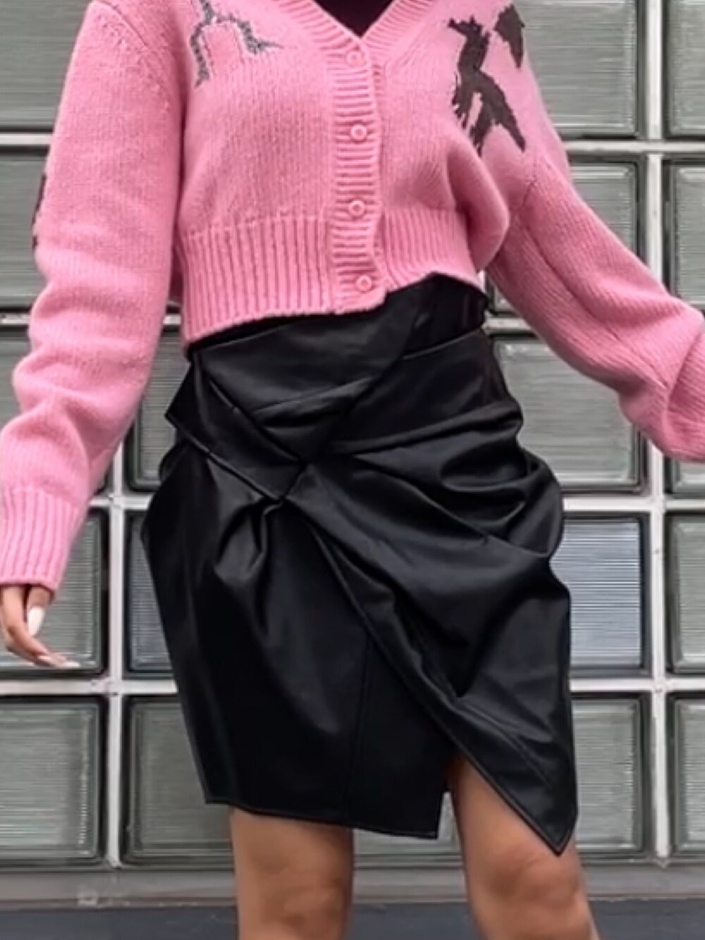 ピンク系のジャケット/アウター、ブラック系のスカートを着用したレディースの秋コーディネートの4枚目の写真