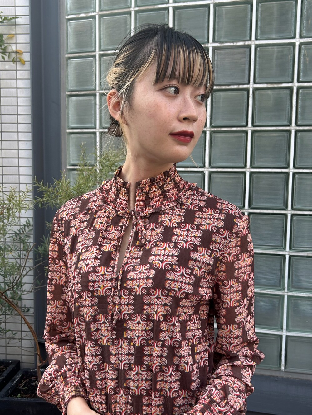 「ワンピース、ドレス、秋コーデ、秋服、ブーツ、viviennetam、ヴィヴィアンタム、今日のコーデ、休日スタイル、ショートブーツ、フェミニン」｜「VIVIENNE TAMのアイテム（ワンピース/ドレス、ブラウン系）」を使った、micpr staffさん（レディース・170cm）の秋コーディネートの3枚目の写真